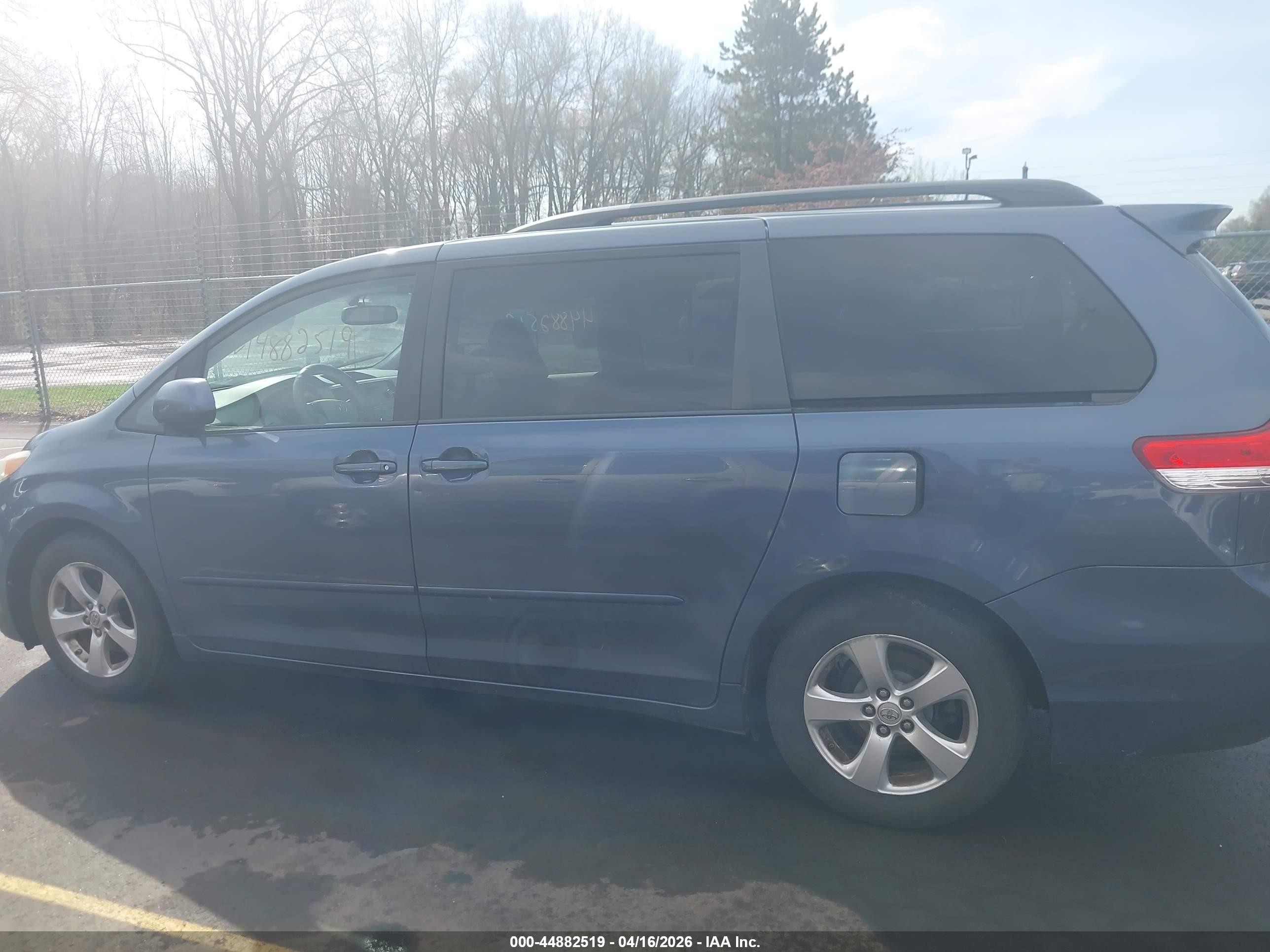 2014 Toyota Sienna Le V6 8 Passenger Blue vin: 5TDKK3DC3ES487319