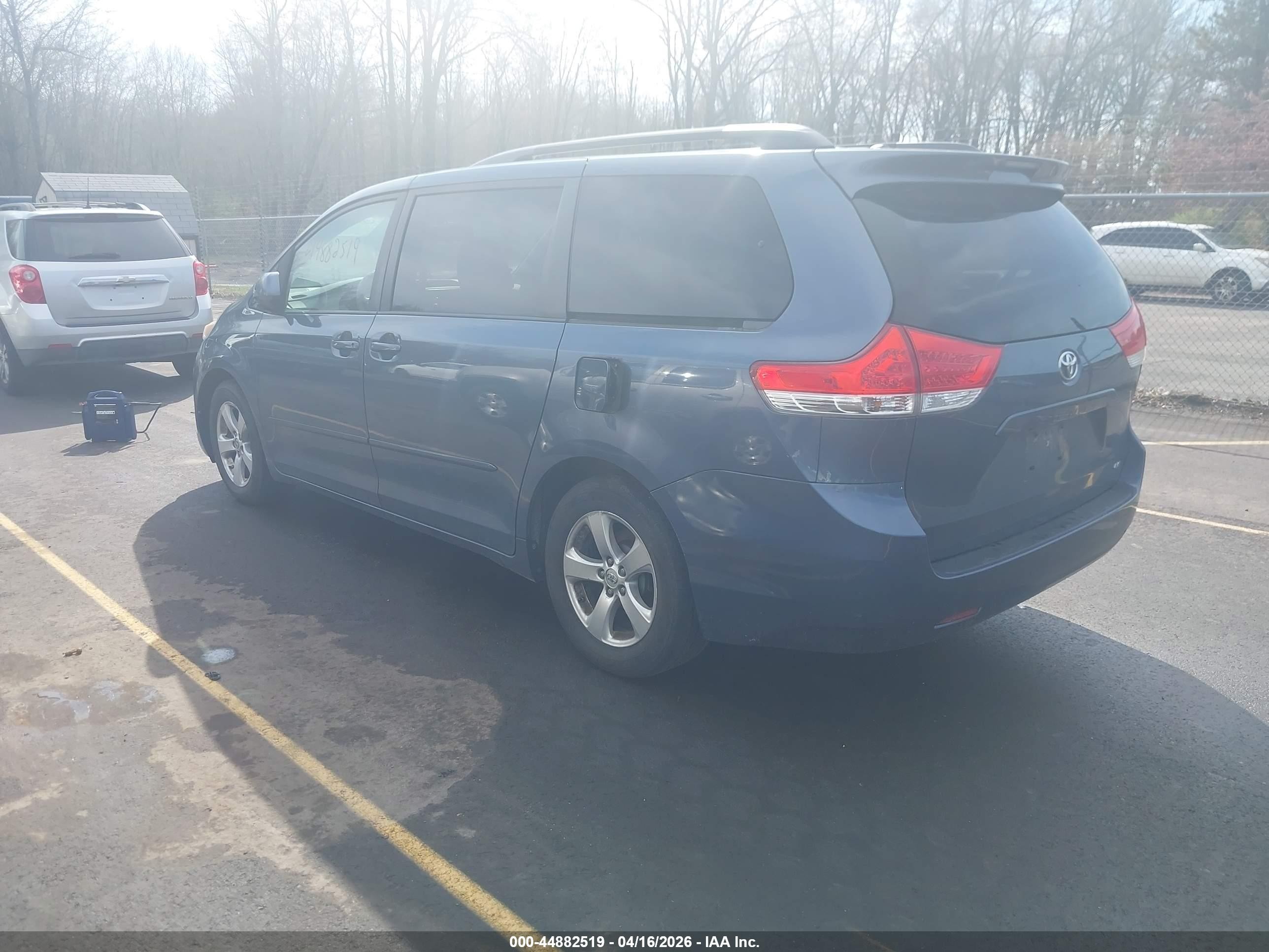 2014 Toyota Sienna Le V6 8 Passenger Blue vin: 5TDKK3DC3ES487319
