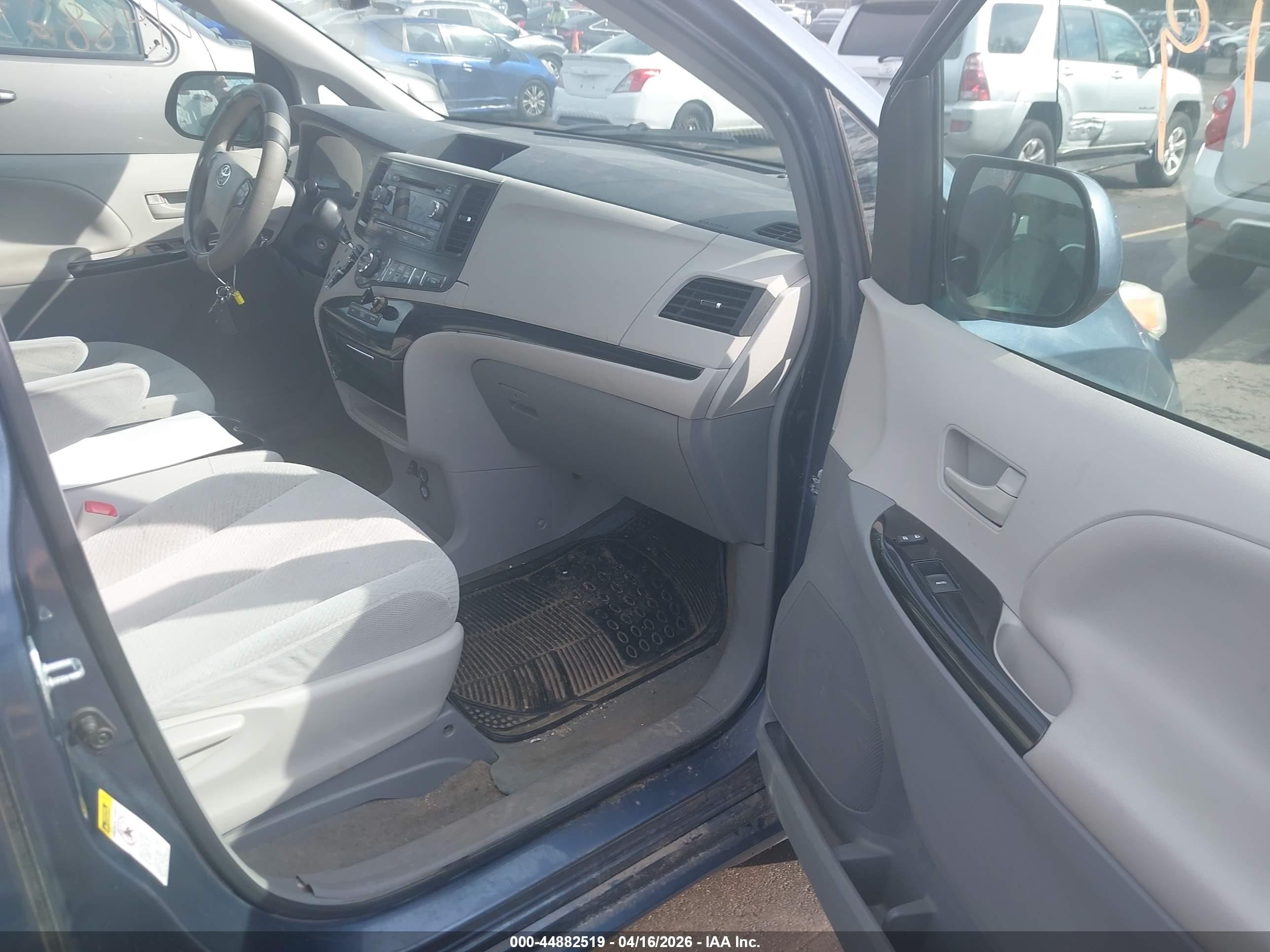 2014 Toyota Sienna Le V6 8 Passenger Blue vin: 5TDKK3DC3ES487319