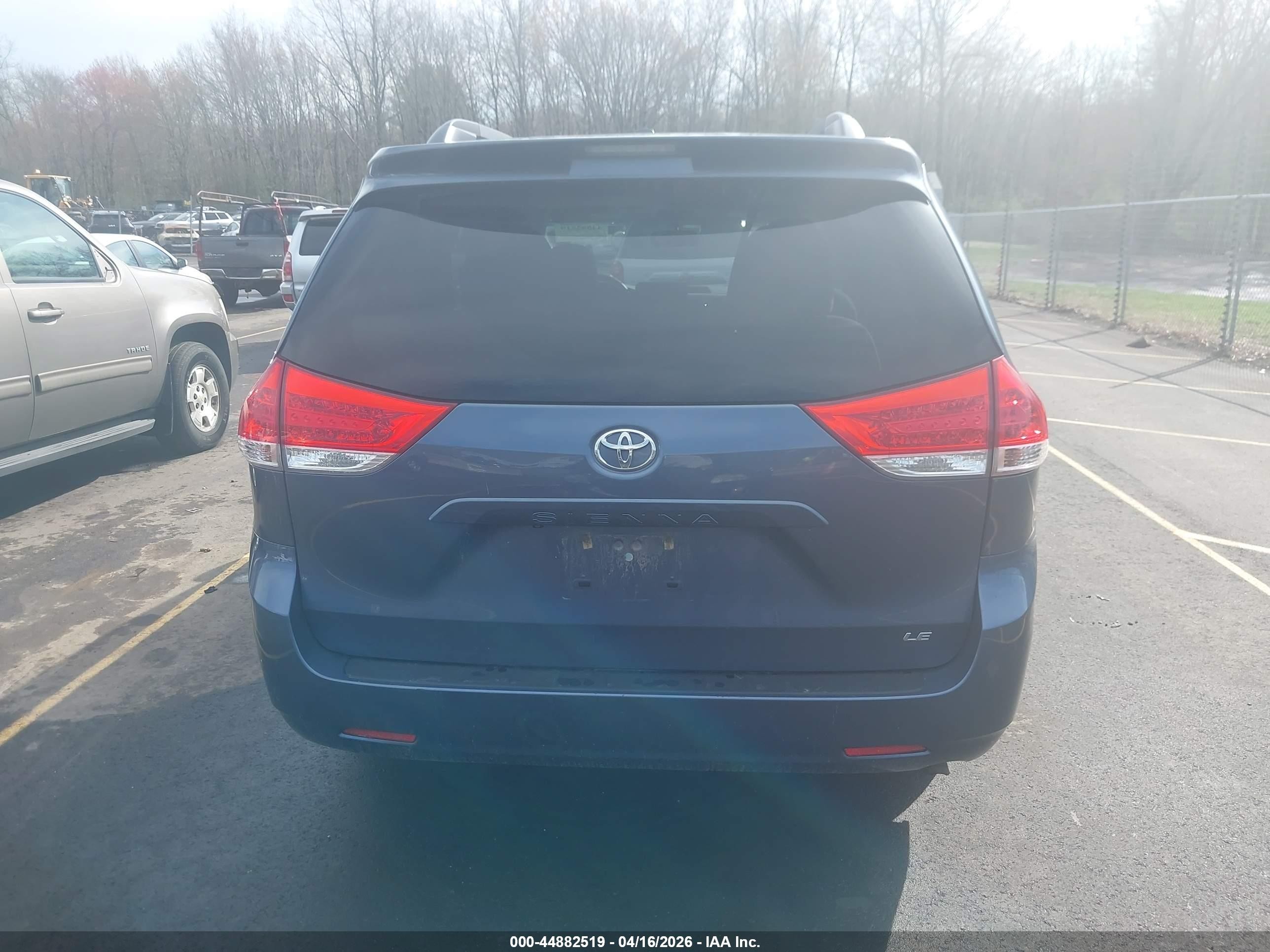 2014 Toyota Sienna Le V6 8 Passenger Blue vin: 5TDKK3DC3ES487319