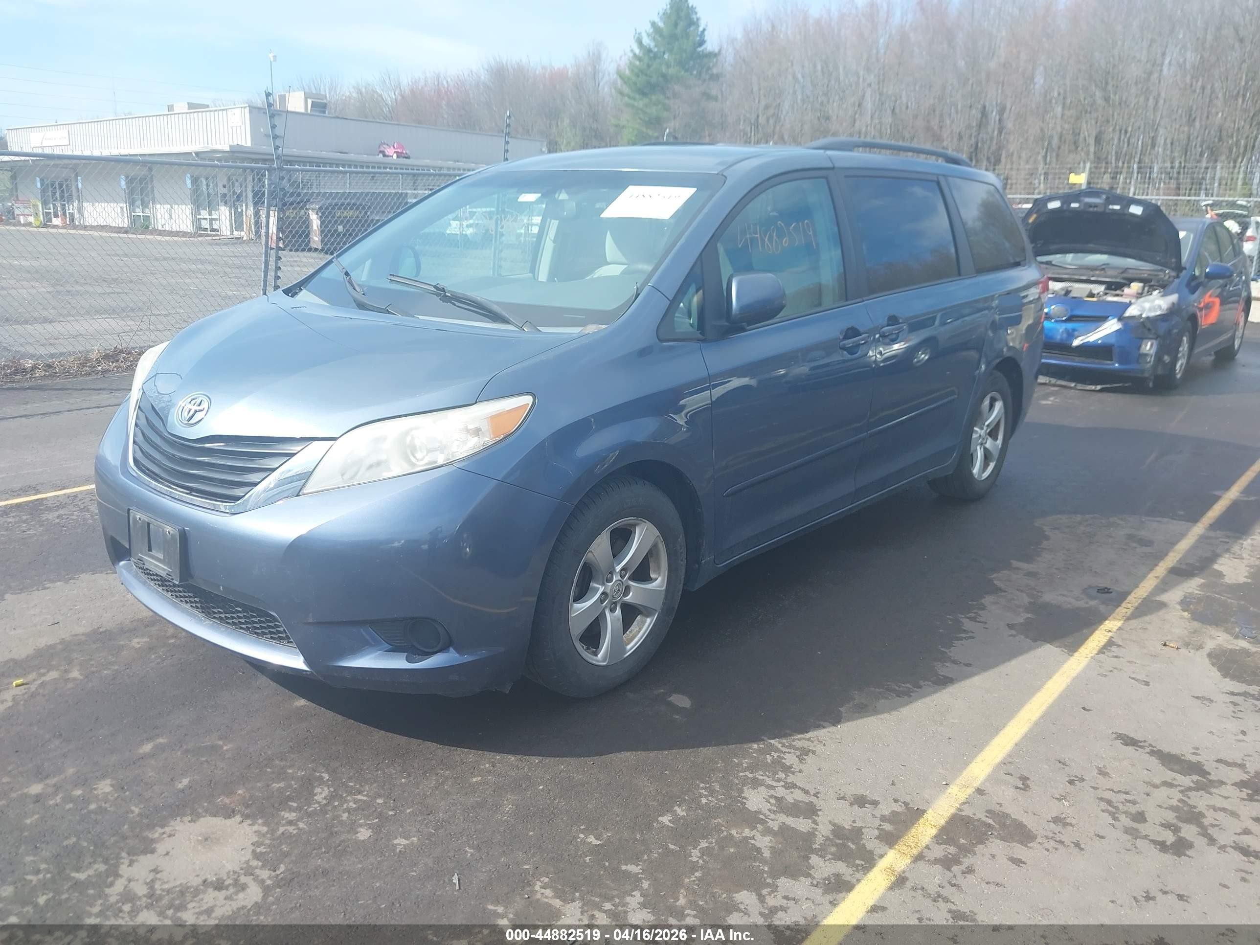 2014 Toyota Sienna Le V6 8 Passenger Blue vin: 5TDKK3DC3ES487319