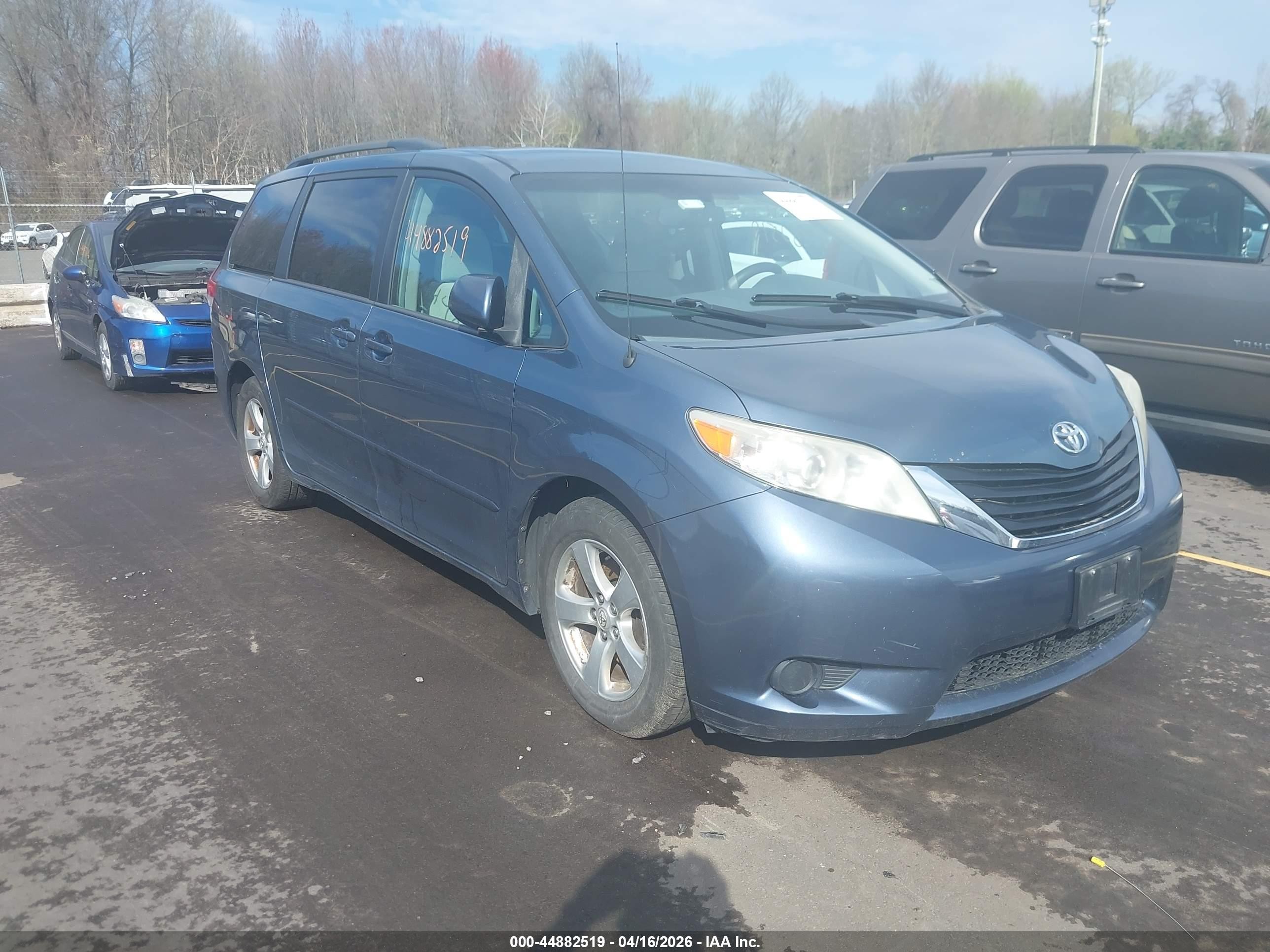 2014 Toyota Sienna Le V6 8 Passenger Blue vin: 5TDKK3DC3ES487319