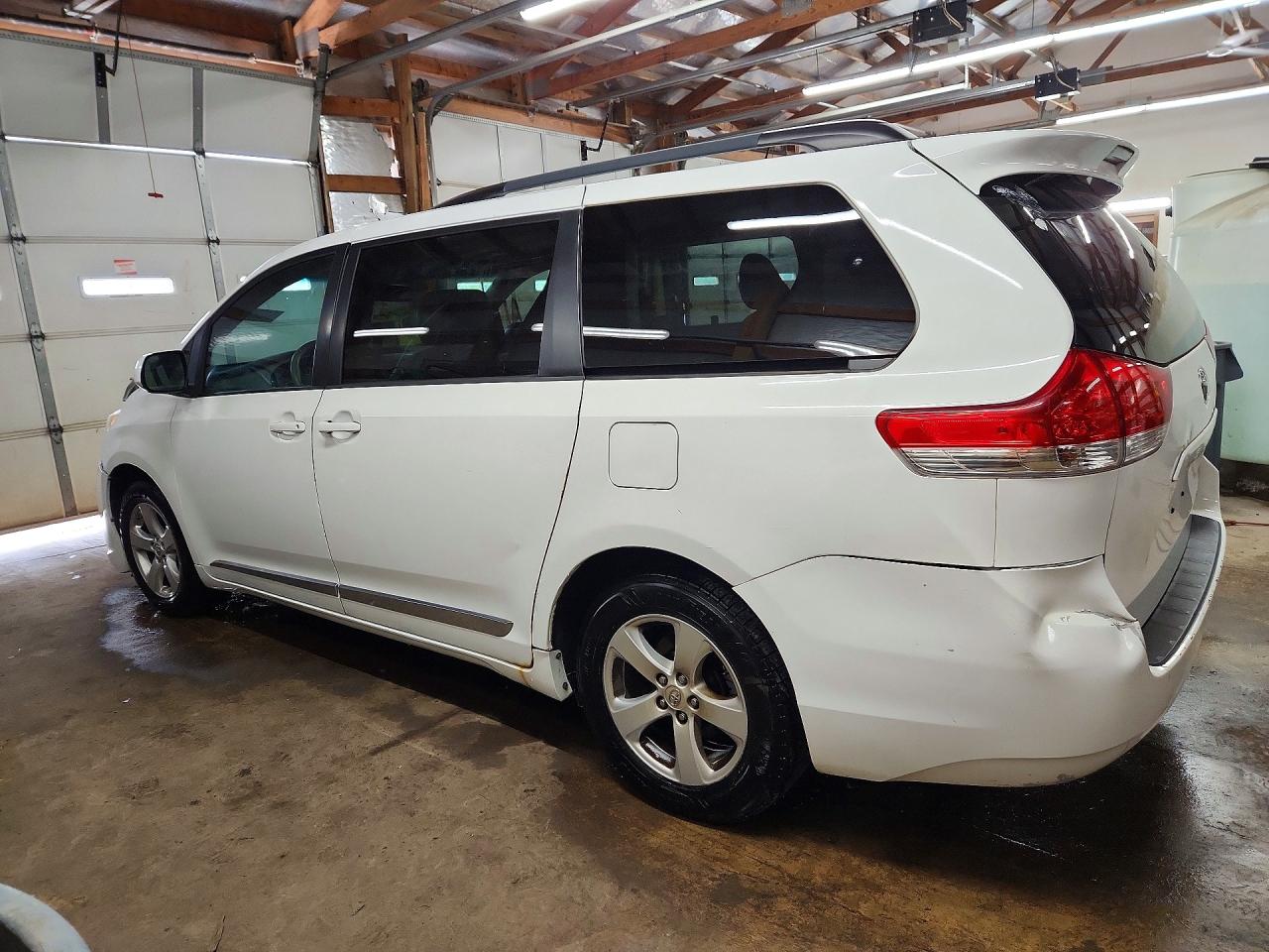 2014 Toyota Sienna Le White vin: 5TDKK3DC3ES504300