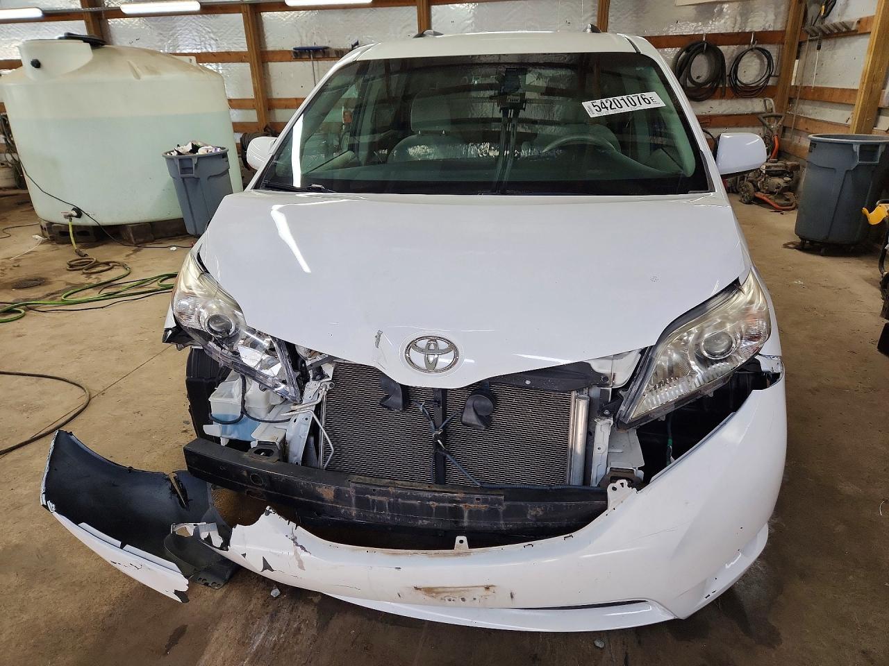 2014 Toyota Sienna Le White vin: 5TDKK3DC3ES504300