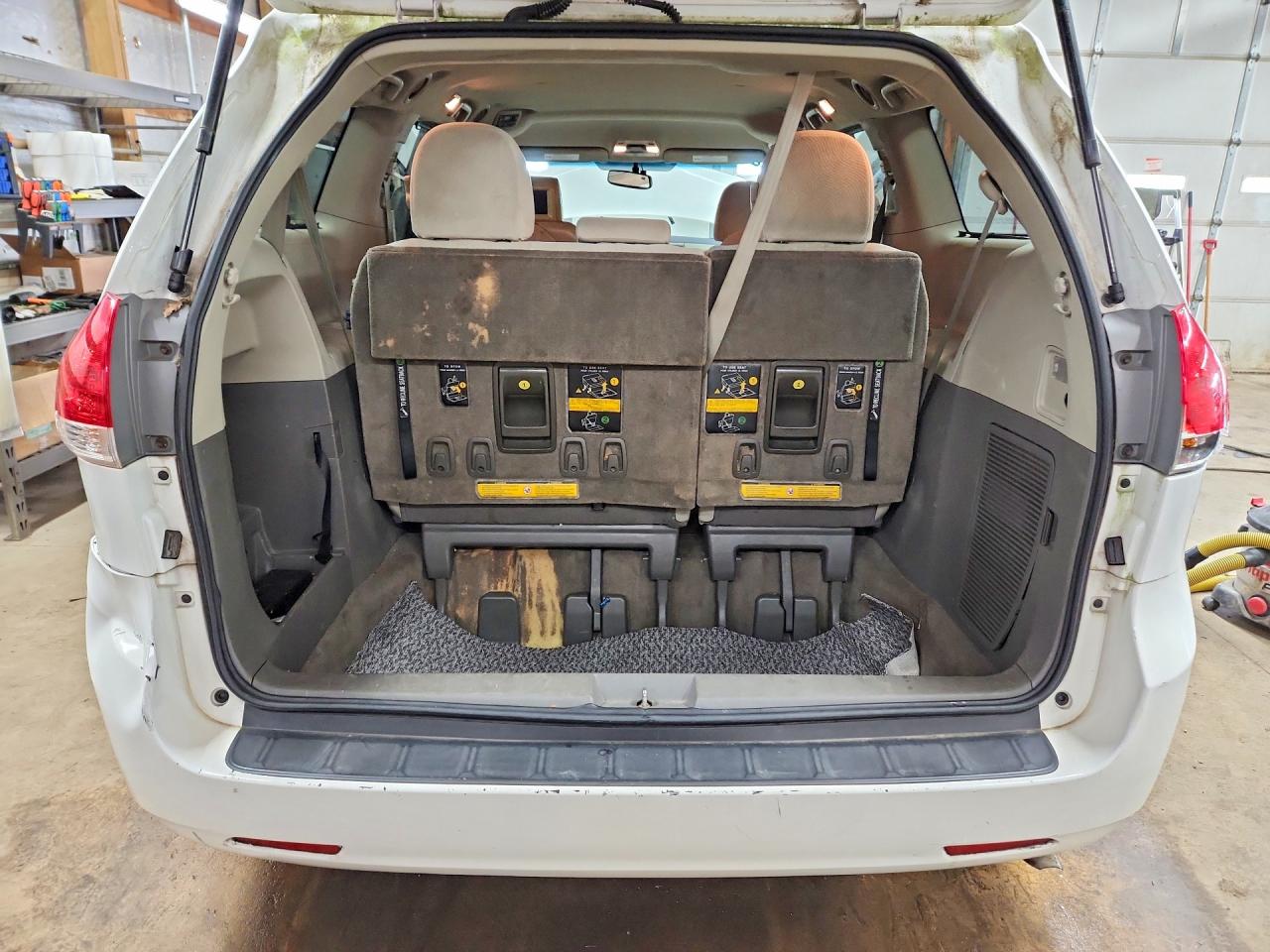 2014 Toyota Sienna Le White vin: 5TDKK3DC3ES504300