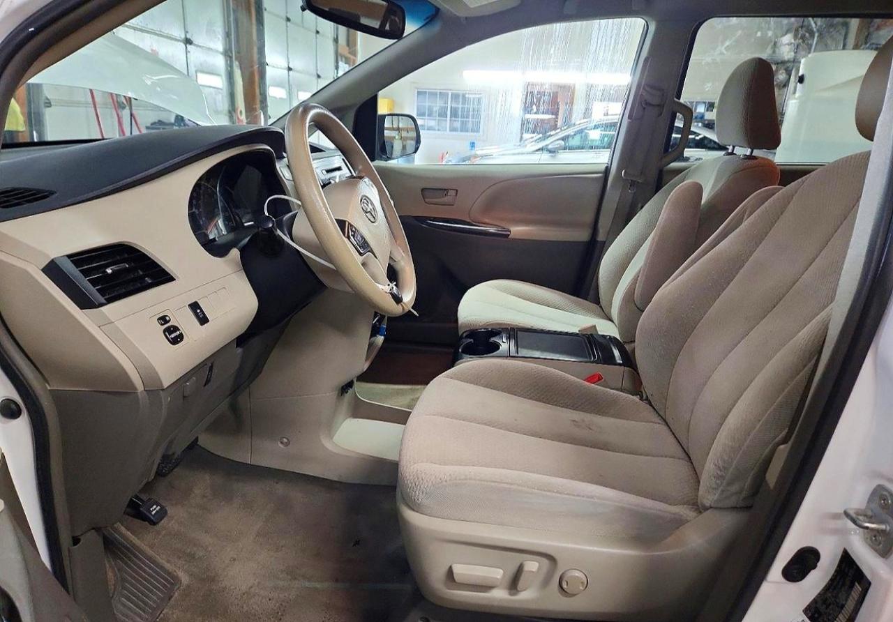 2014 Toyota Sienna Le White vin: 5TDKK3DC3ES504300