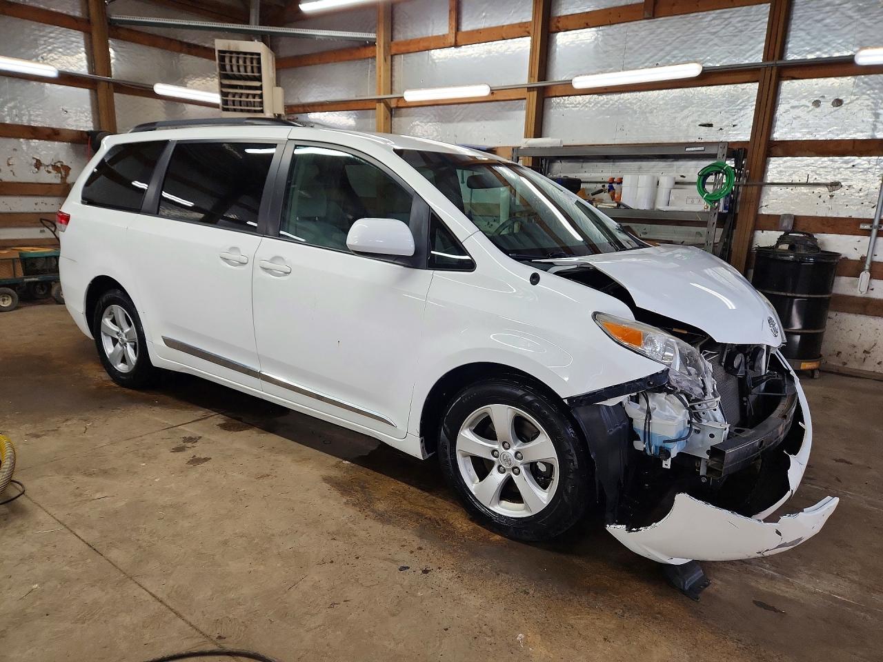 2014 Toyota Sienna Le White vin: 5TDKK3DC3ES504300
