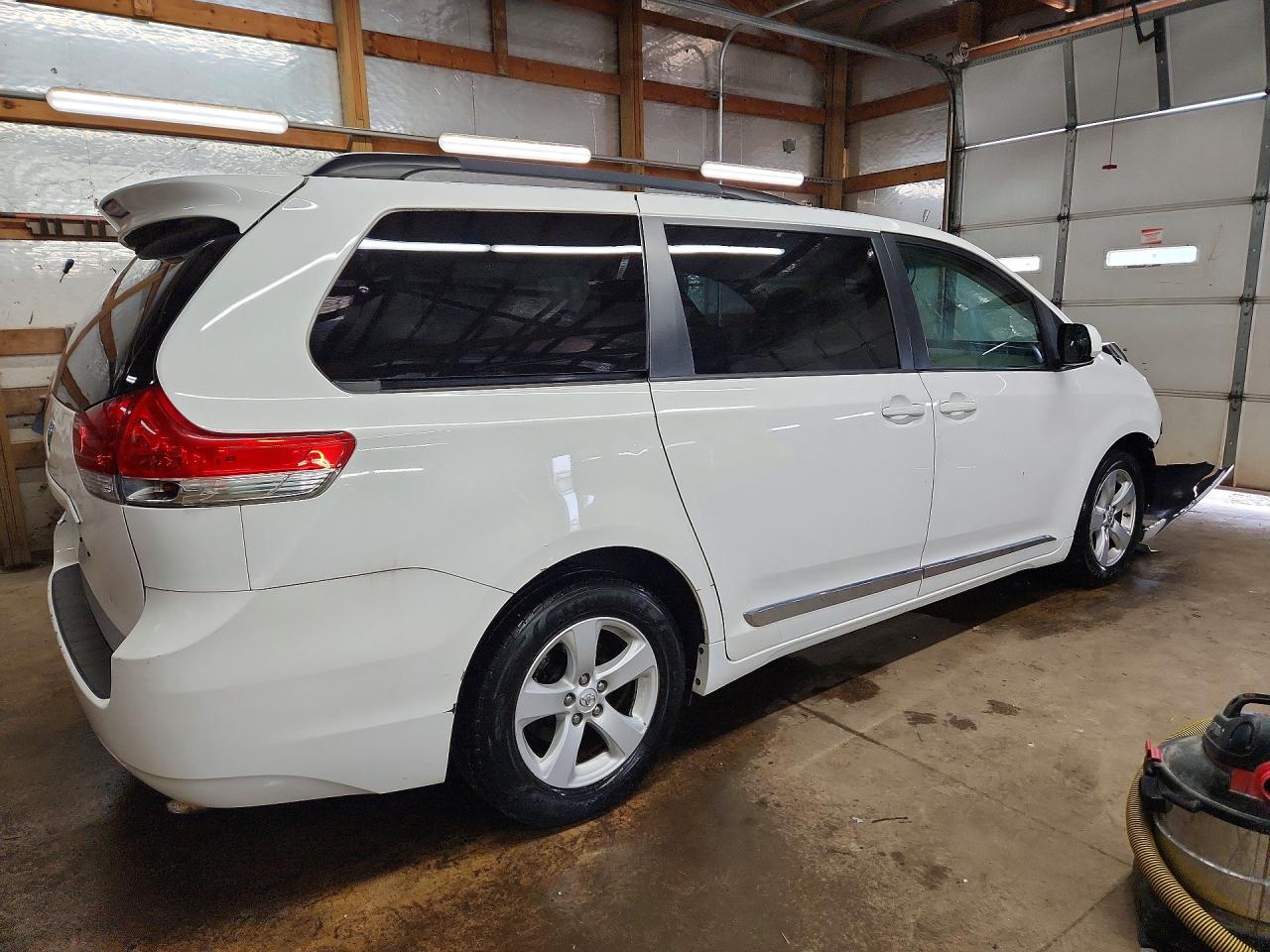 2014 Toyota Sienna Le White vin: 5TDKK3DC3ES504300