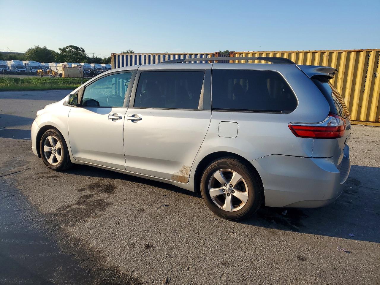 2015 Toyota Sienna Le Silver vin: 5TDKK3DC3FS570847