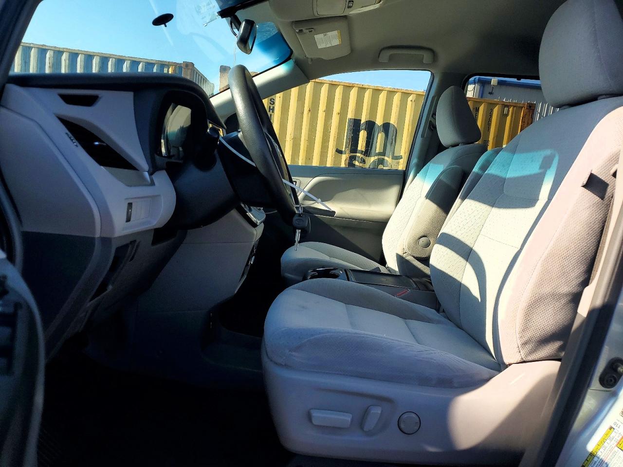 2015 Toyota Sienna Le Silver vin: 5TDKK3DC3FS570847