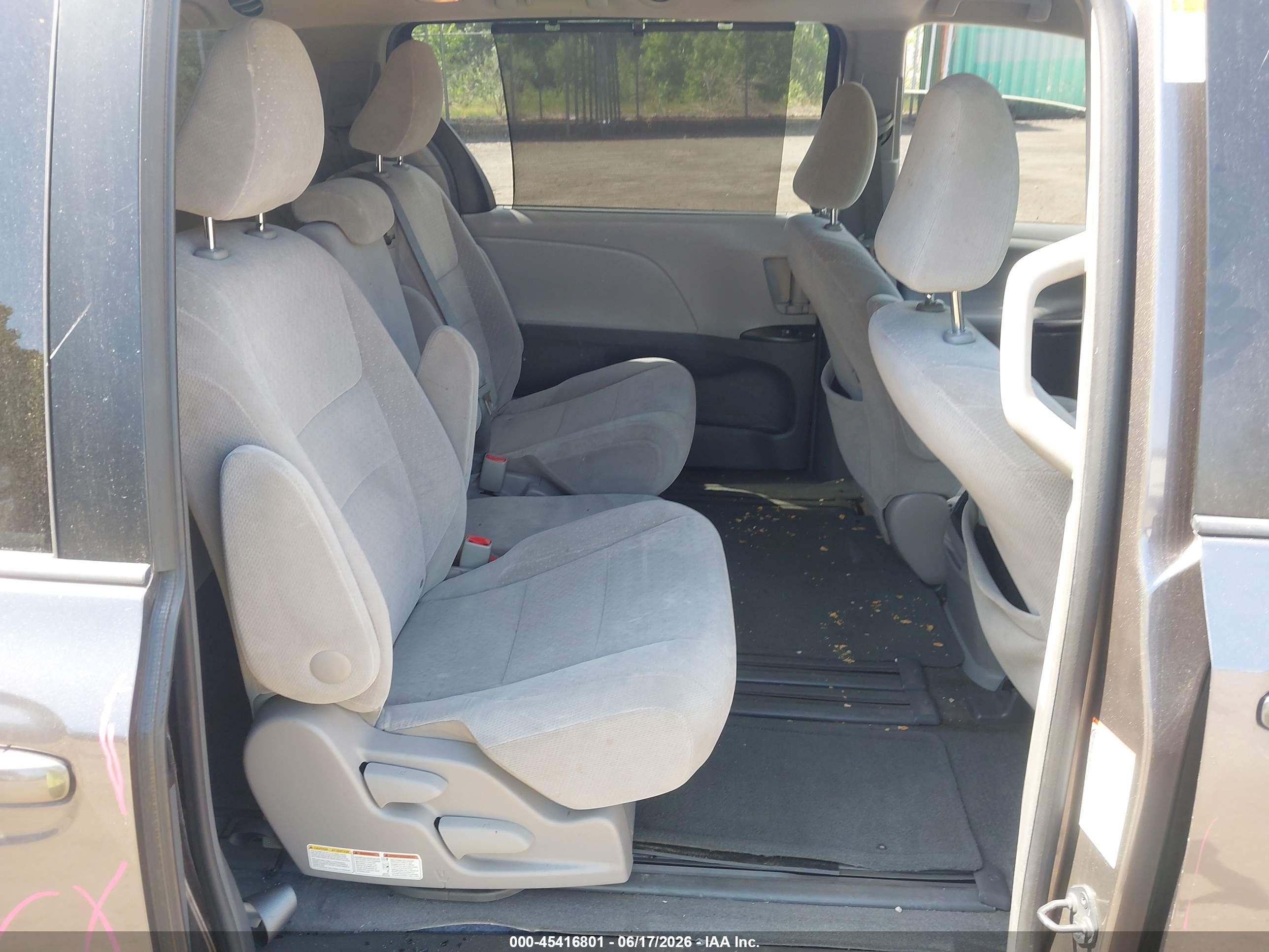 2015 Toyota Sienna Le 8 Passenger Gray vin: 5TDKK3DC3FS576521