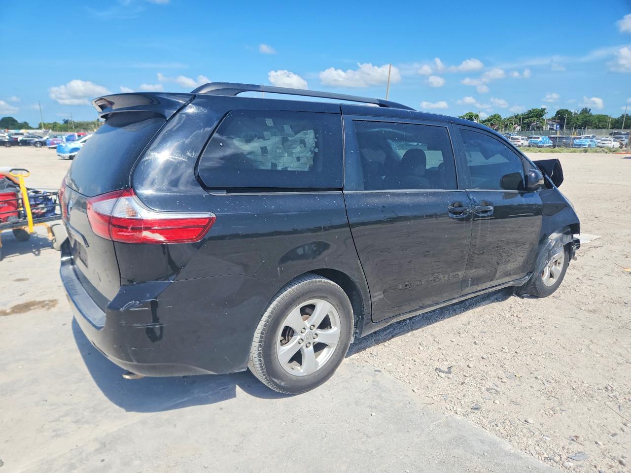 2015 Toyota Sienna Le Black vin: 5TDKK3DC3FS581718