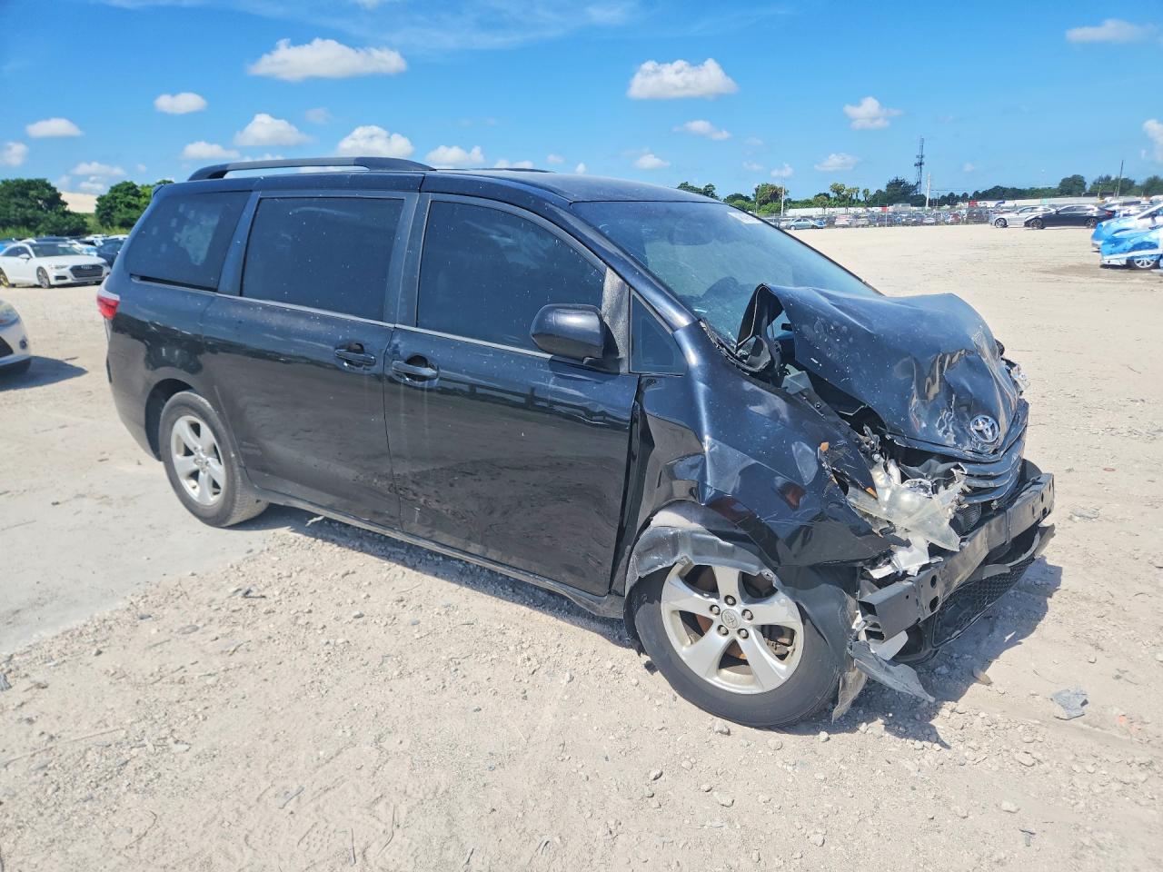 2015 Toyota Sienna Le Black vin: 5TDKK3DC3FS581718