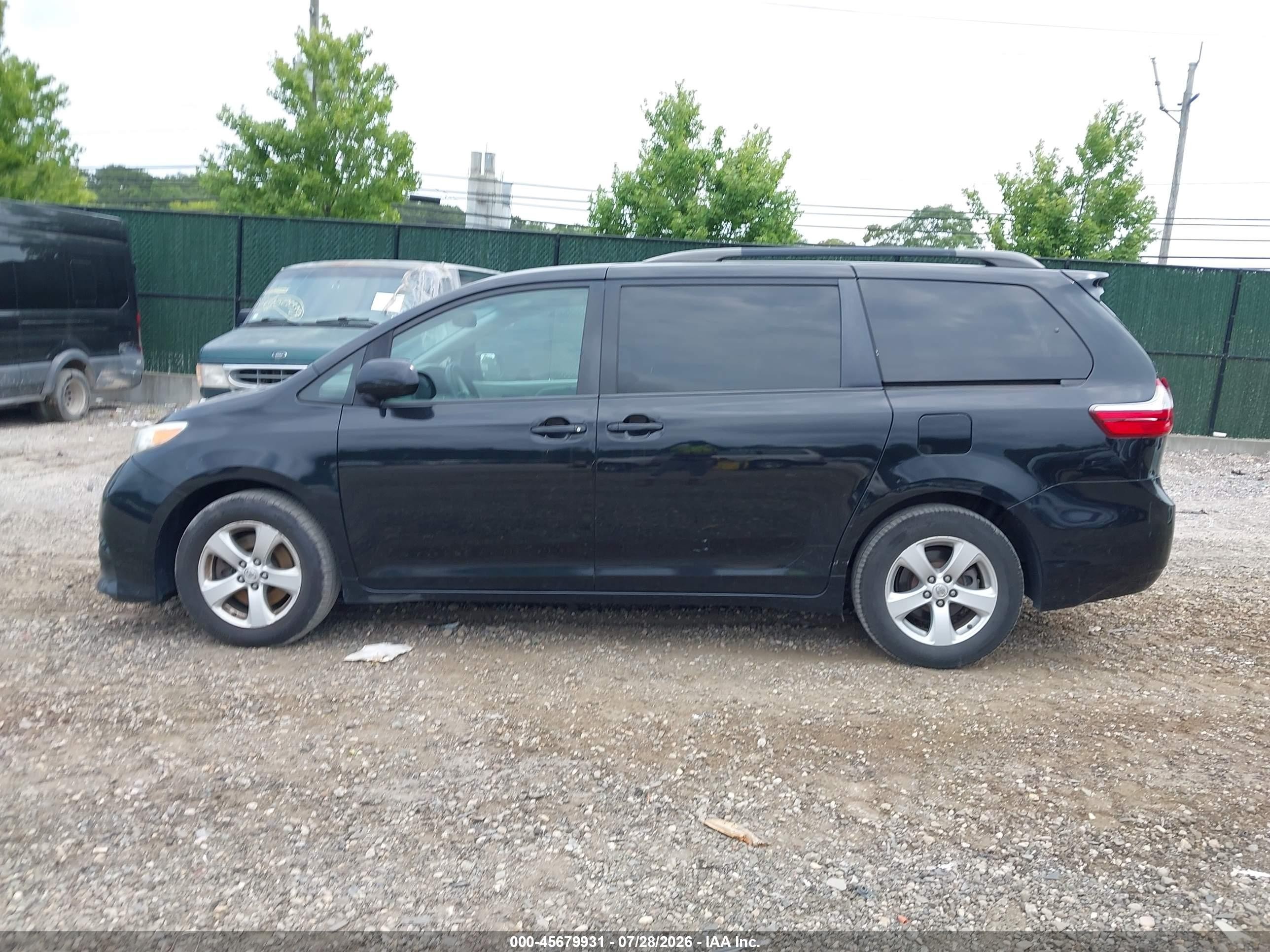 2015 Toyota Sienna Le 8 Passenger Черный vin: 5TDKK3DC3FS604138