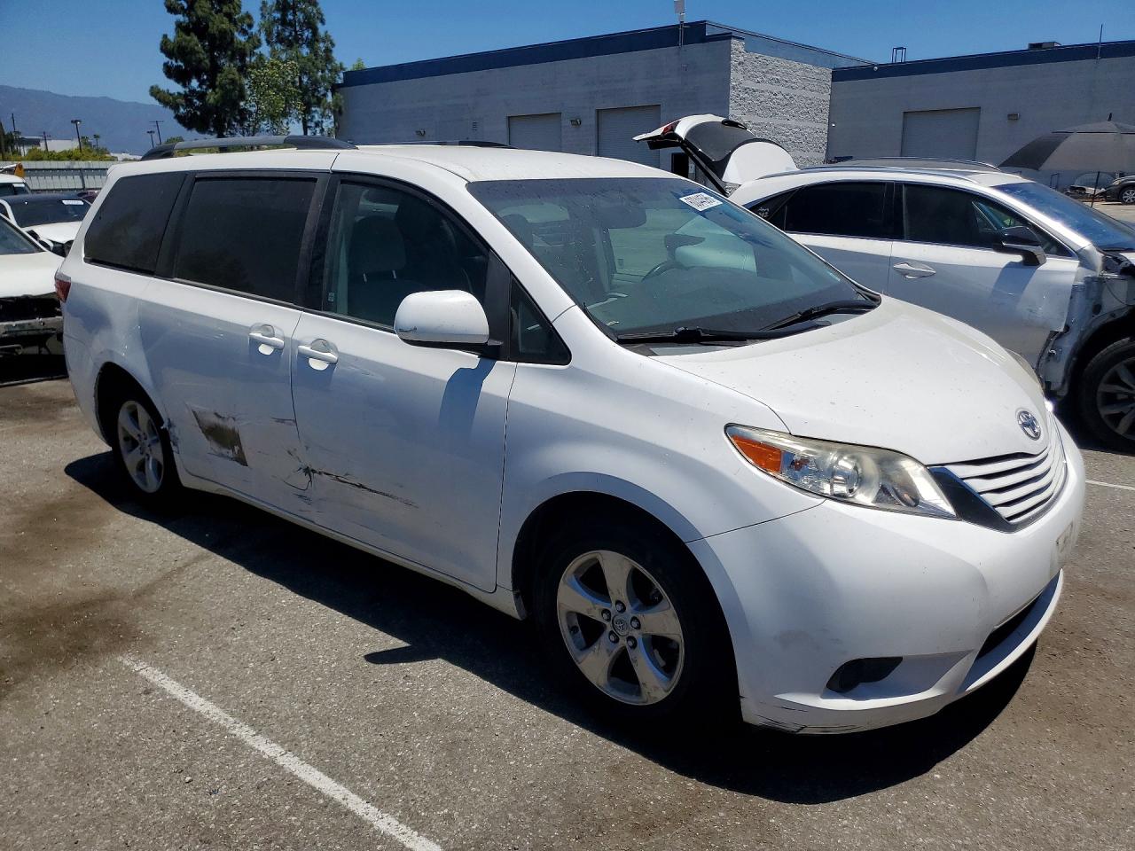 2015 Toyota Sienna Le Белый vin: 5TDKK3DC3FS630402