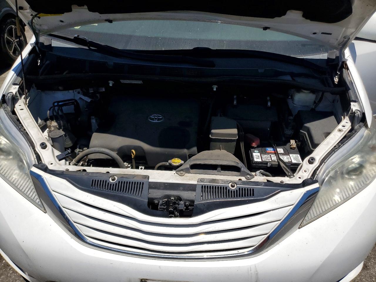 2015 Toyota Sienna Le Белый vin: 5TDKK3DC3FS630402
