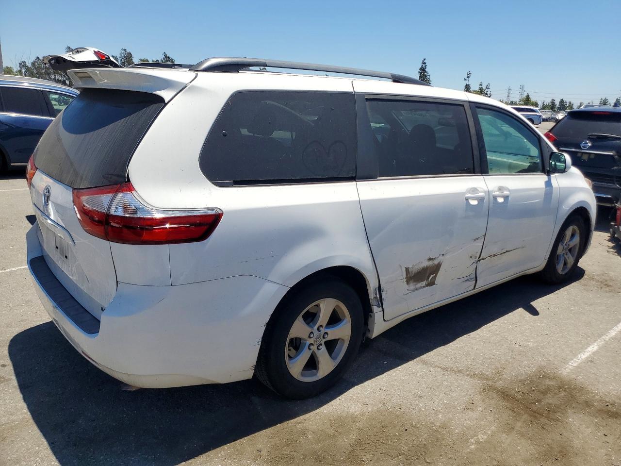 2015 Toyota Sienna Le Белый vin: 5TDKK3DC3FS630402