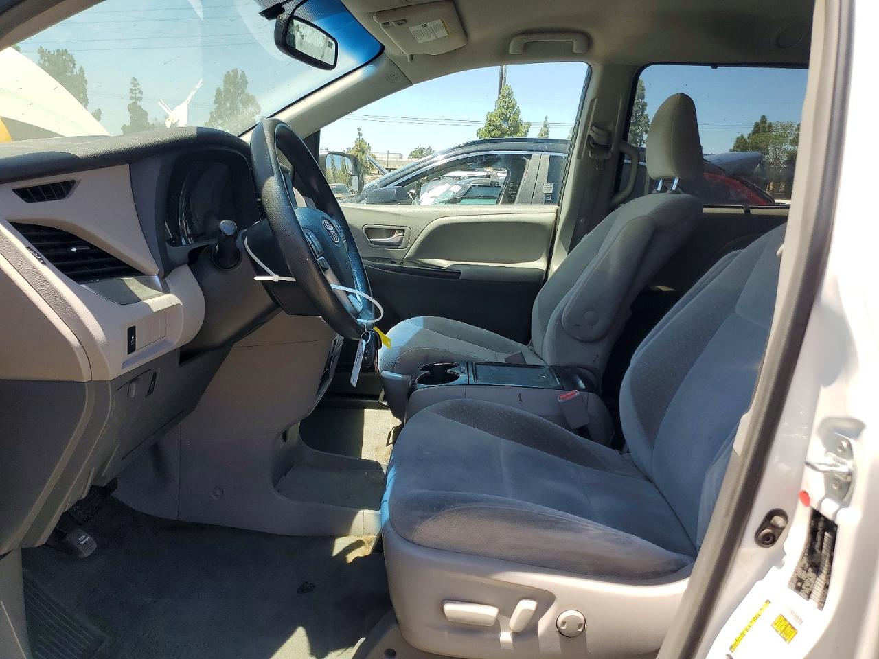2015 Toyota Sienna Le Белый vin: 5TDKK3DC3FS630402
