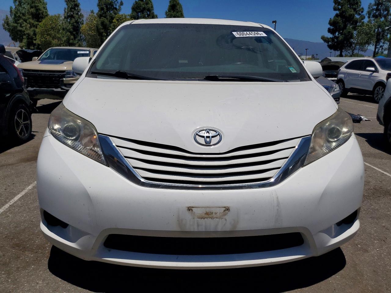 2015 Toyota Sienna Le Белый vin: 5TDKK3DC3FS630402