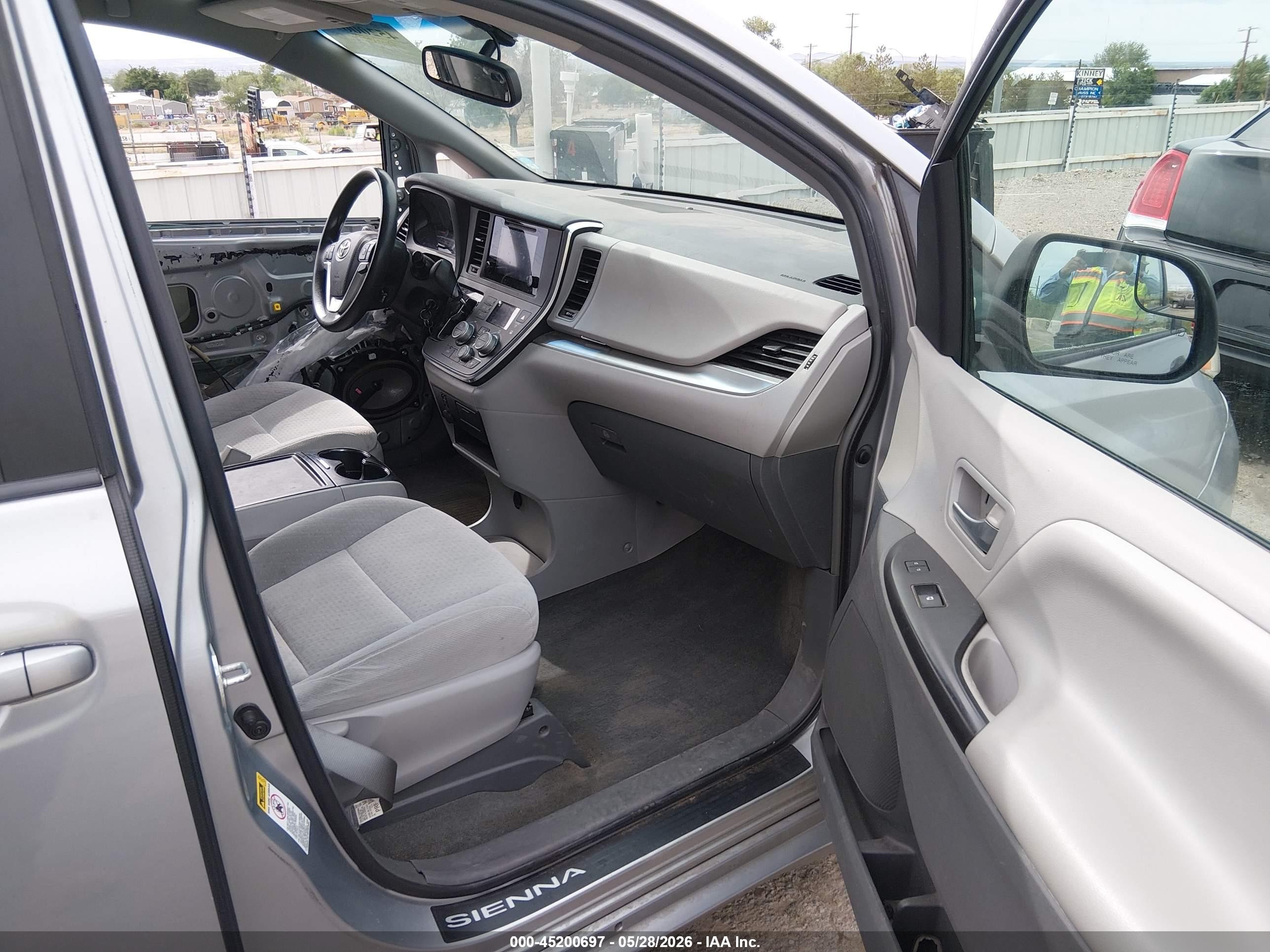 2015 Toyota Sienna Le 8 Passenger Silver vin: 5TDKK3DC3FS634840