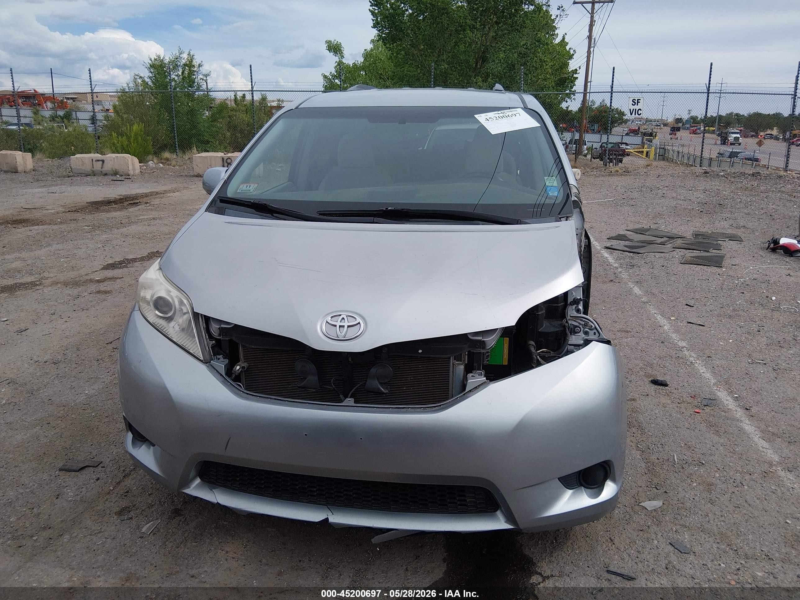 2015 Toyota Sienna Le 8 Passenger Silver vin: 5TDKK3DC3FS634840