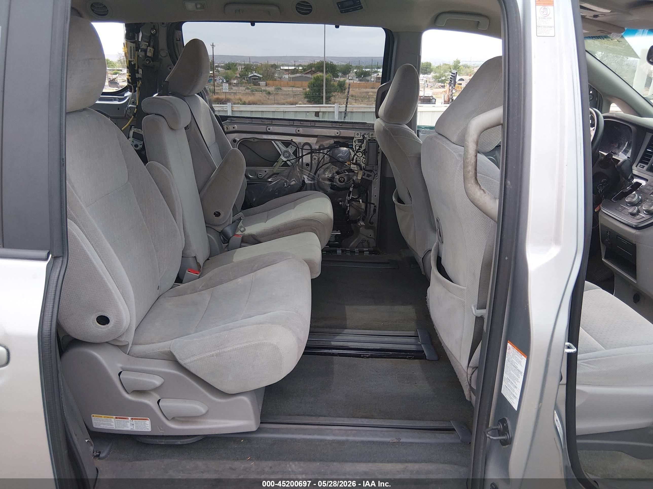 2015 Toyota Sienna Le 8 Passenger Silver vin: 5TDKK3DC3FS634840