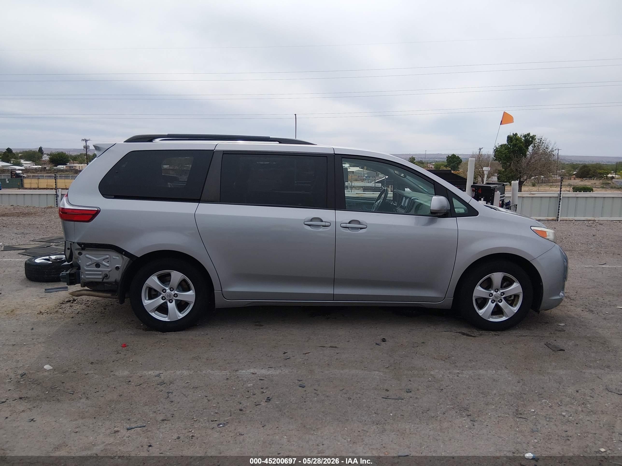 2015 Toyota Sienna Le 8 Passenger Silver vin: 5TDKK3DC3FS634840