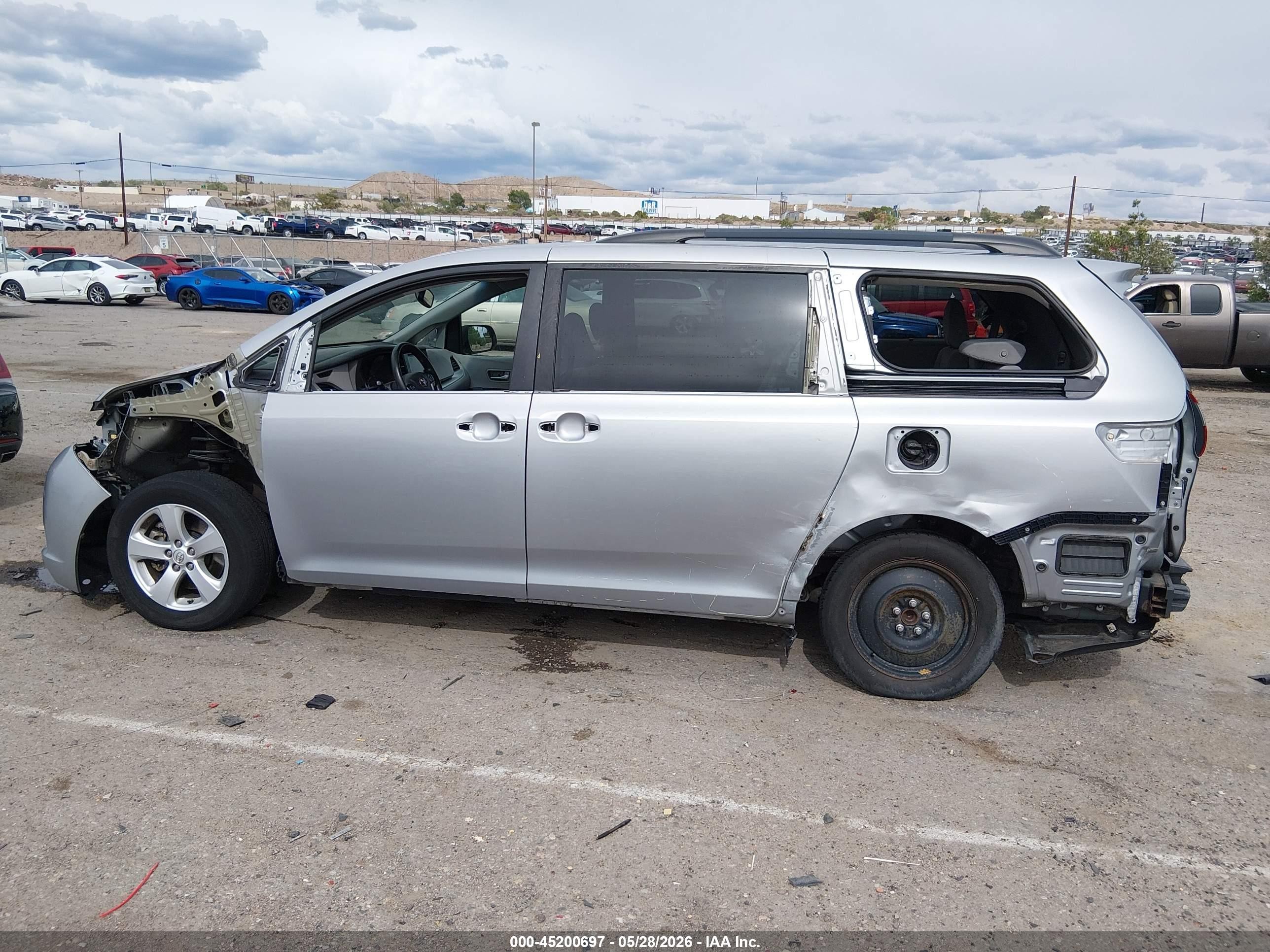 2015 Toyota Sienna Le 8 Passenger Silver vin: 5TDKK3DC3FS634840