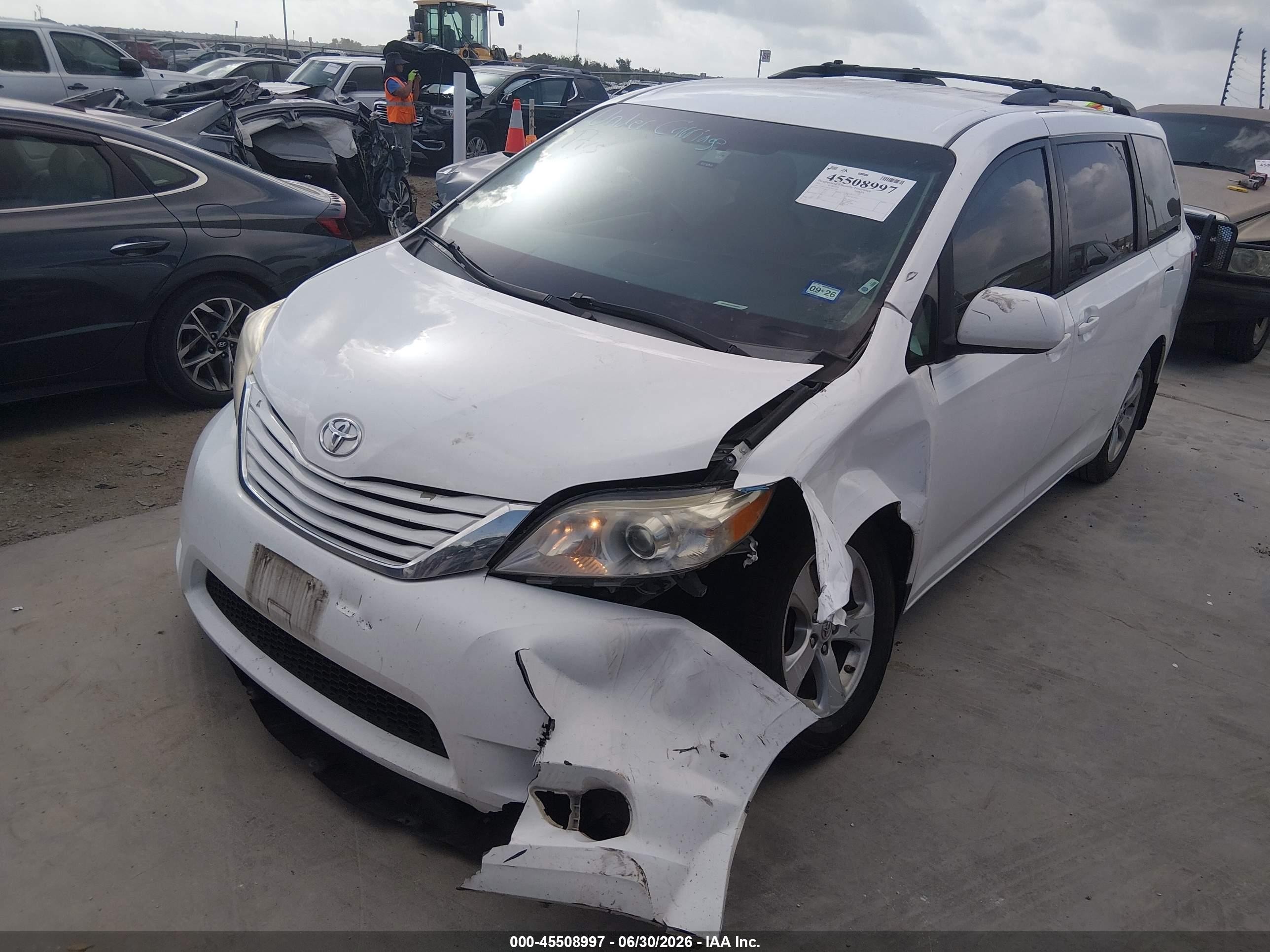2015 Toyota Sienna Le 8 Passenger White vin: 5TDKK3DC3FS641416