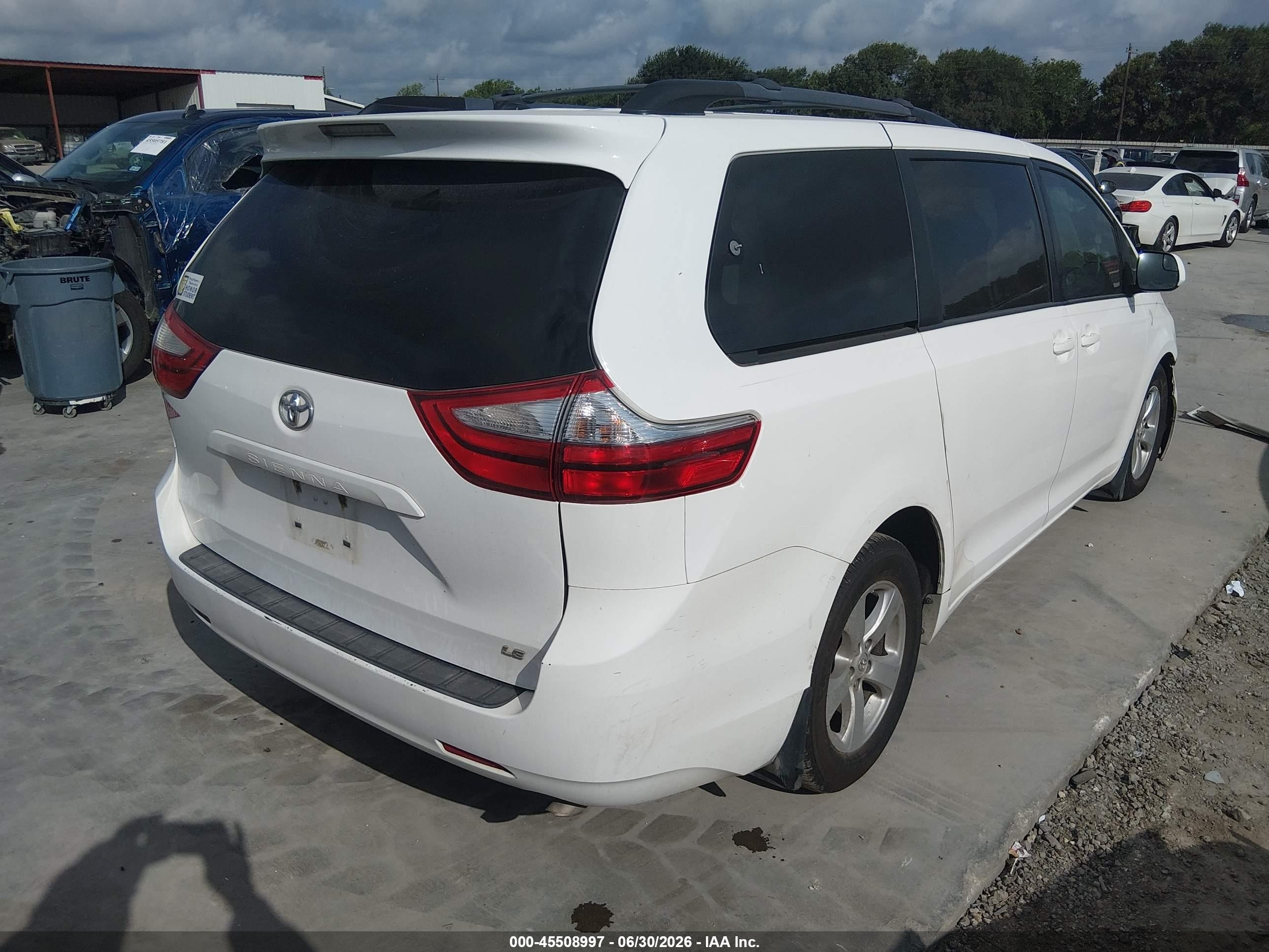 2015 Toyota Sienna Le 8 Passenger White vin: 5TDKK3DC3FS641416