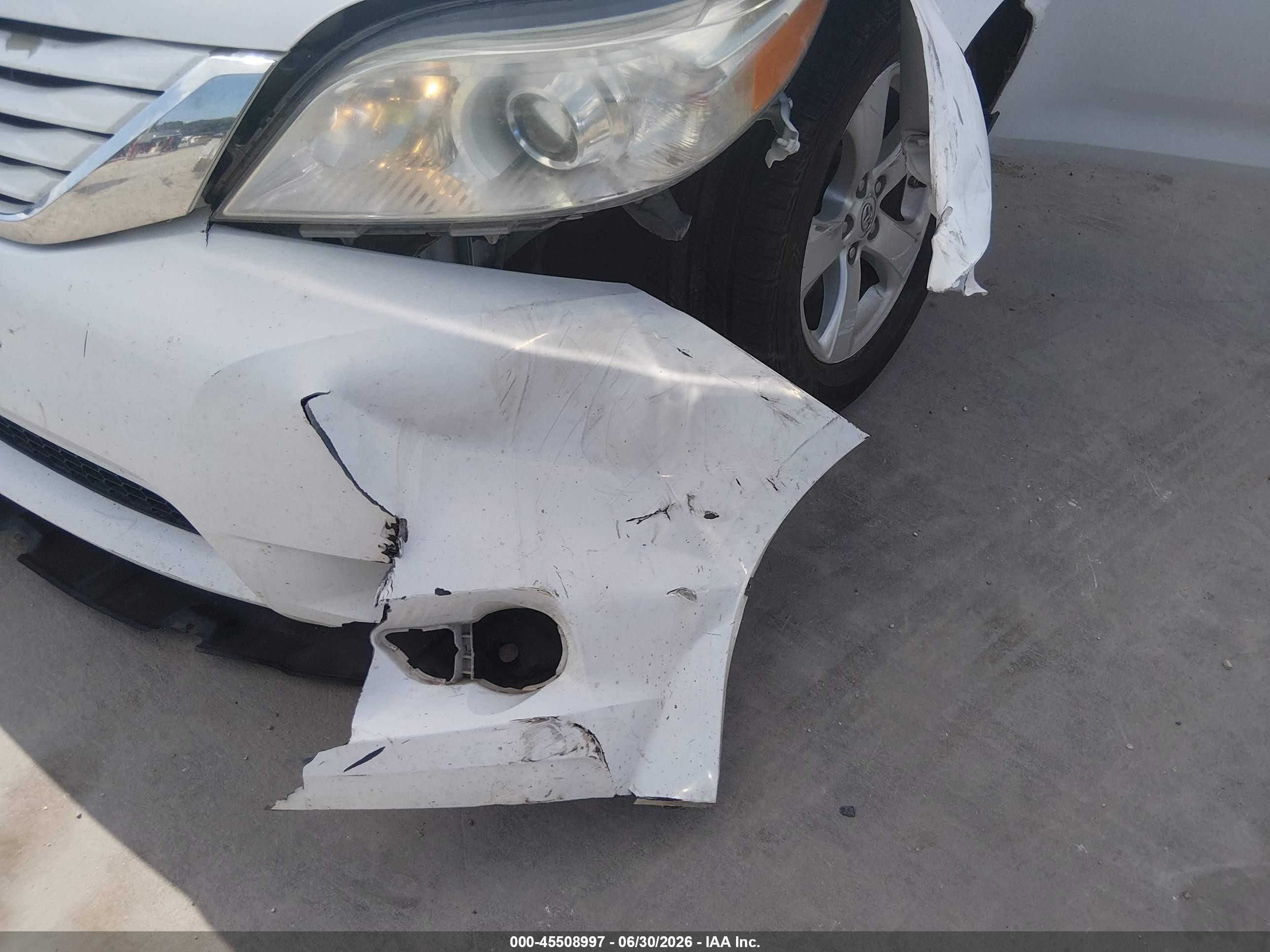 2015 Toyota Sienna Le 8 Passenger White vin: 5TDKK3DC3FS641416