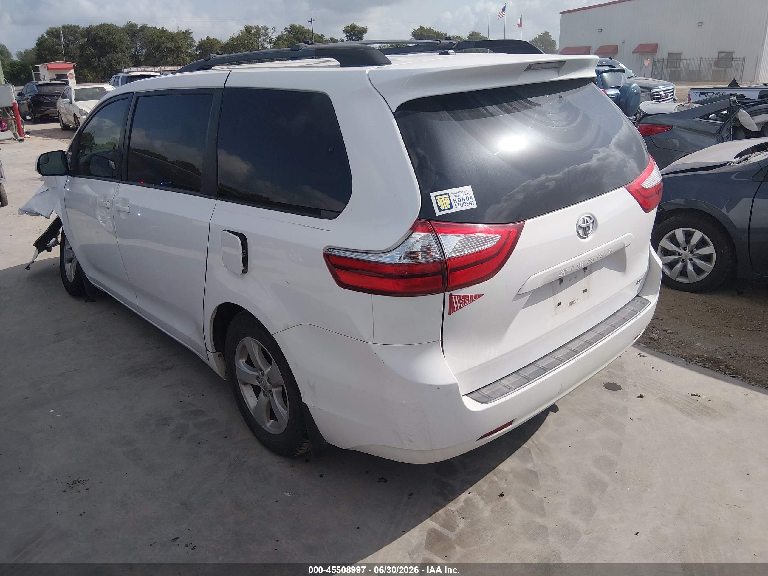 2015 Toyota Sienna Le 8 Passenger White vin: 5TDKK3DC3FS641416
