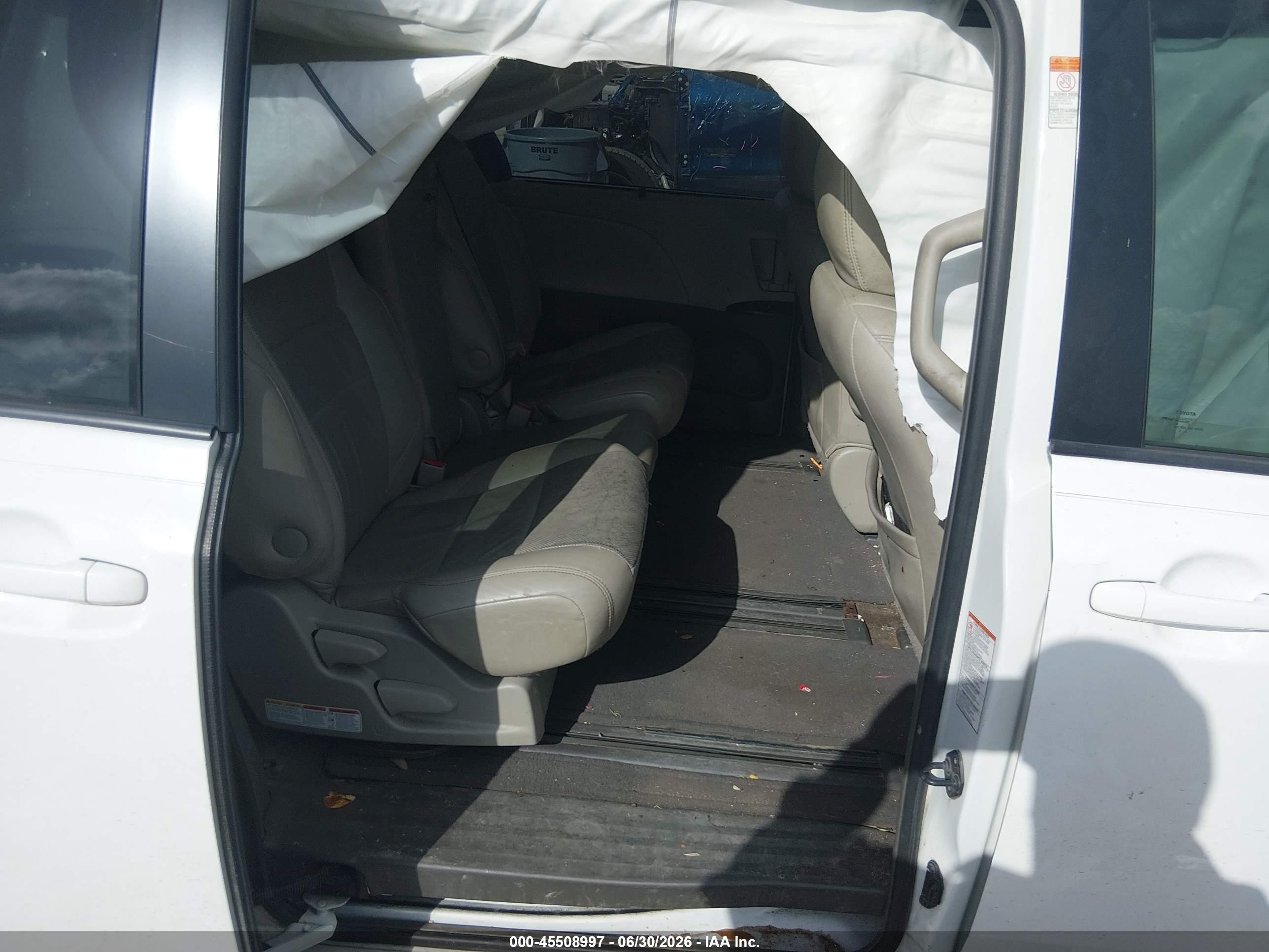 2015 Toyota Sienna Le 8 Passenger White vin: 5TDKK3DC3FS641416