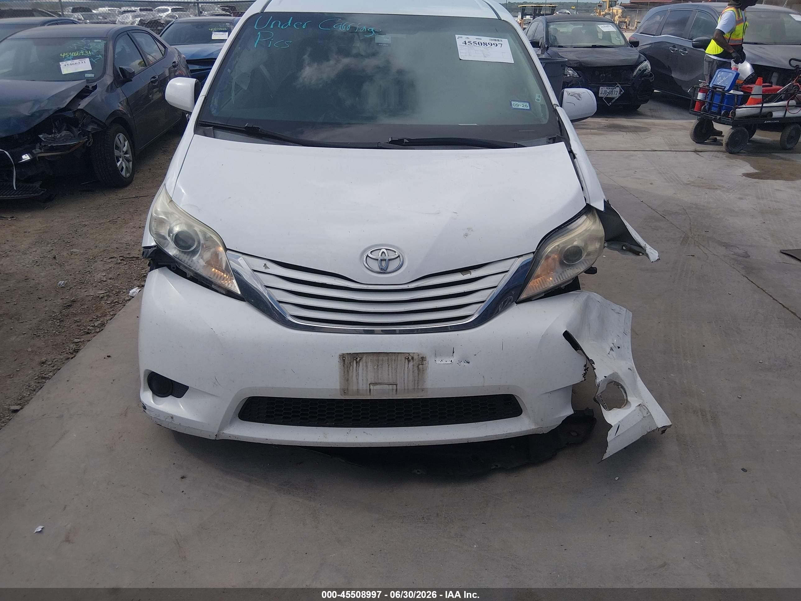 2015 Toyota Sienna Le 8 Passenger White vin: 5TDKK3DC3FS641416