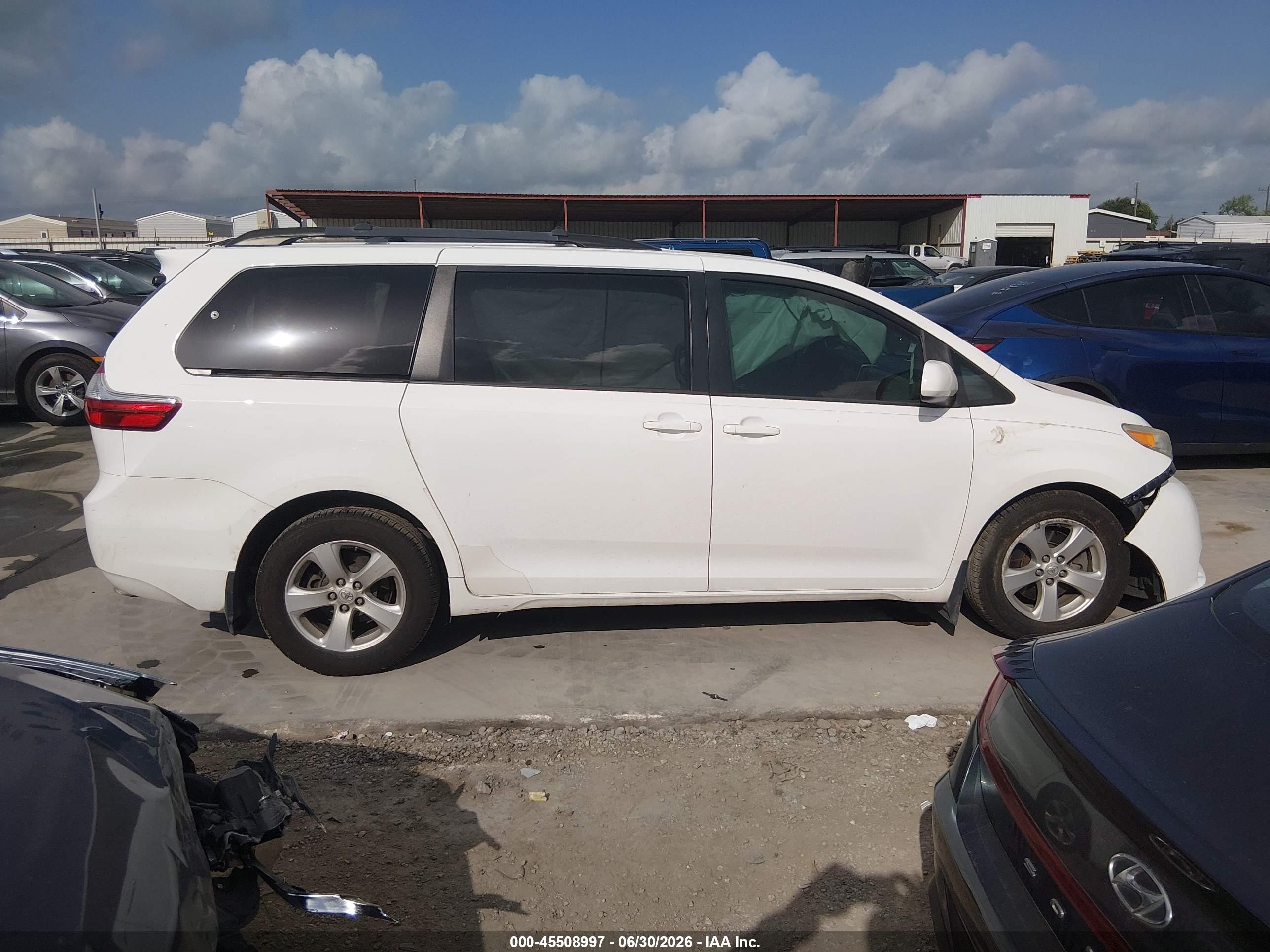 2015 Toyota Sienna Le 8 Passenger White vin: 5TDKK3DC3FS641416