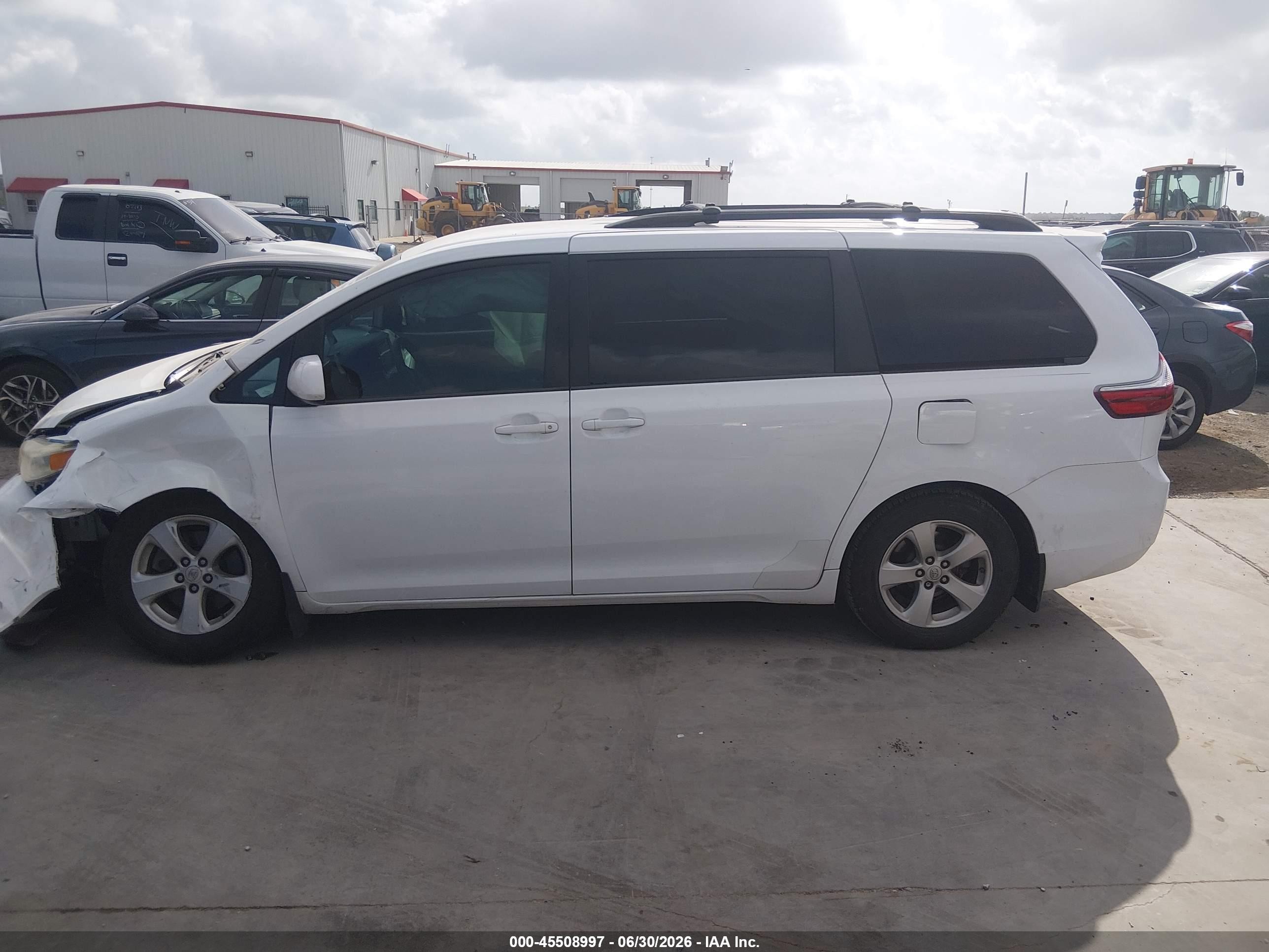 2015 Toyota Sienna Le 8 Passenger White vin: 5TDKK3DC3FS641416