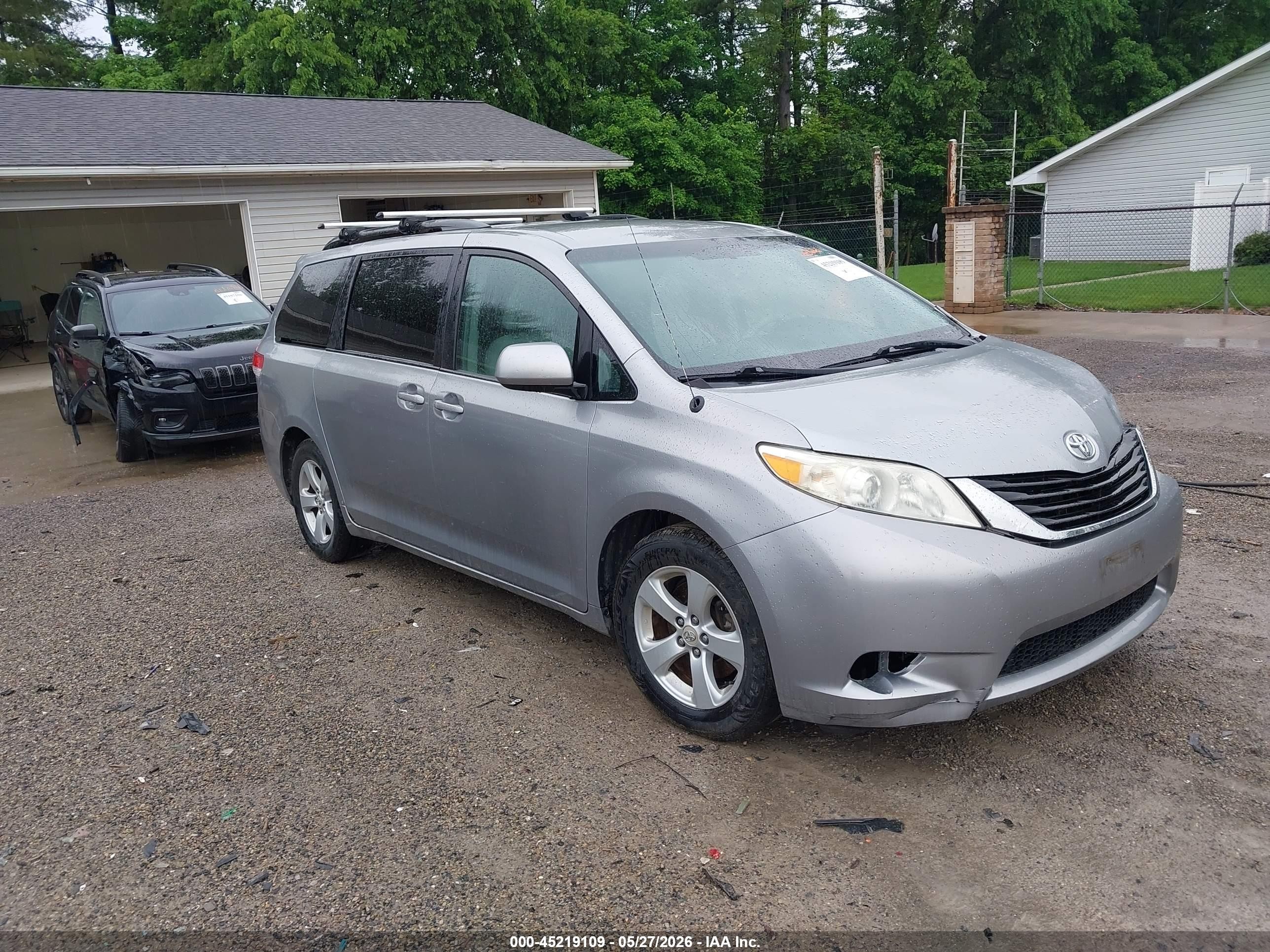 2011 Toyota Sienna Le V6 Silver vin: 5TDKK3DC4BS003251