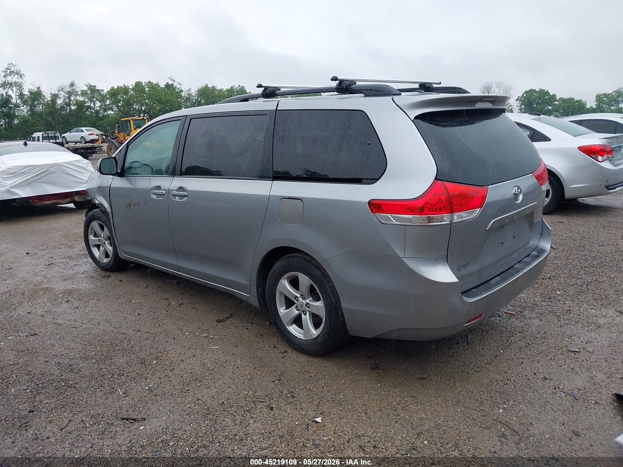2011 Toyota Sienna Le V6 Silver vin: 5TDKK3DC4BS003251