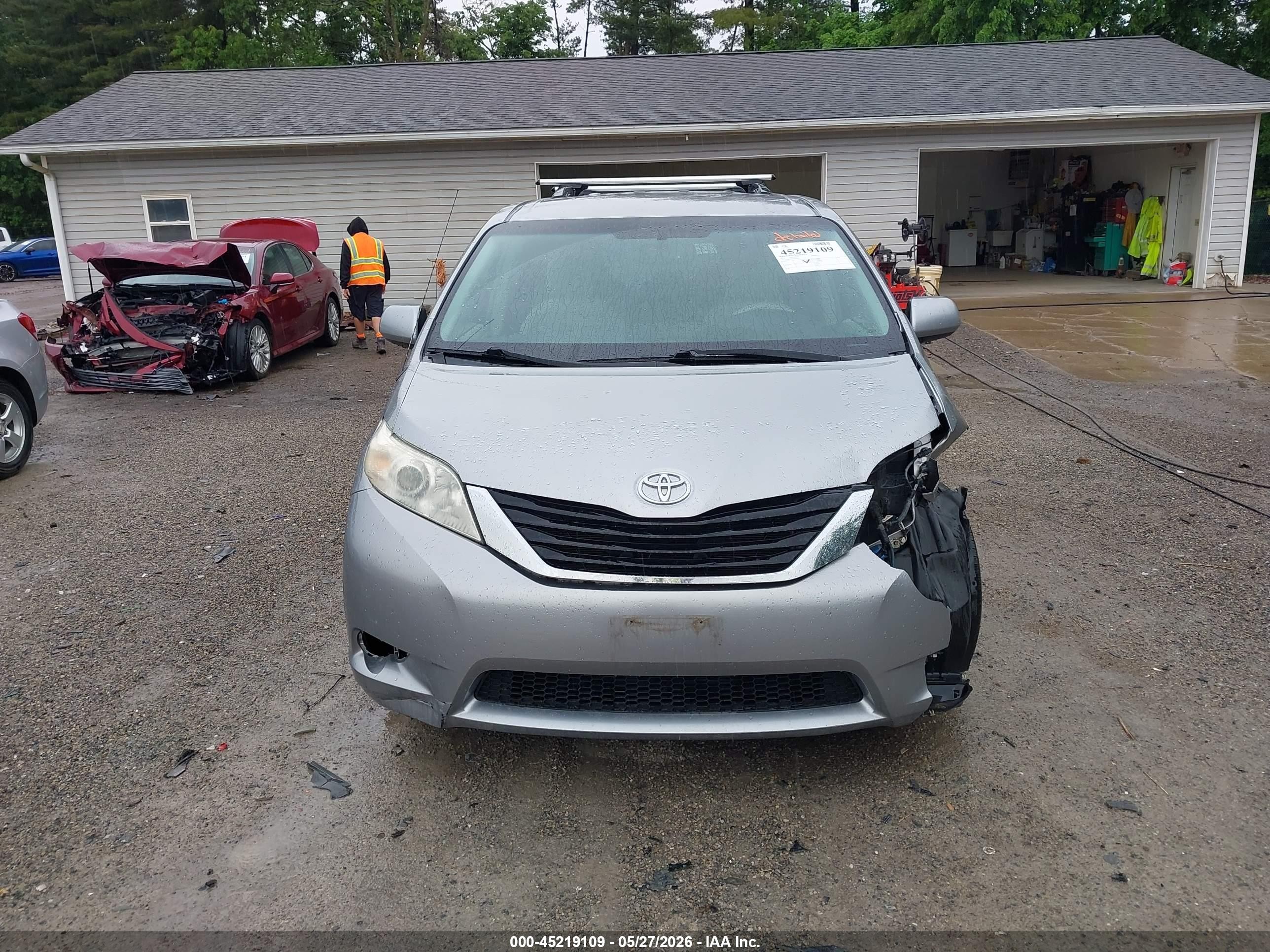 2011 Toyota Sienna Le V6 Silver vin: 5TDKK3DC4BS003251