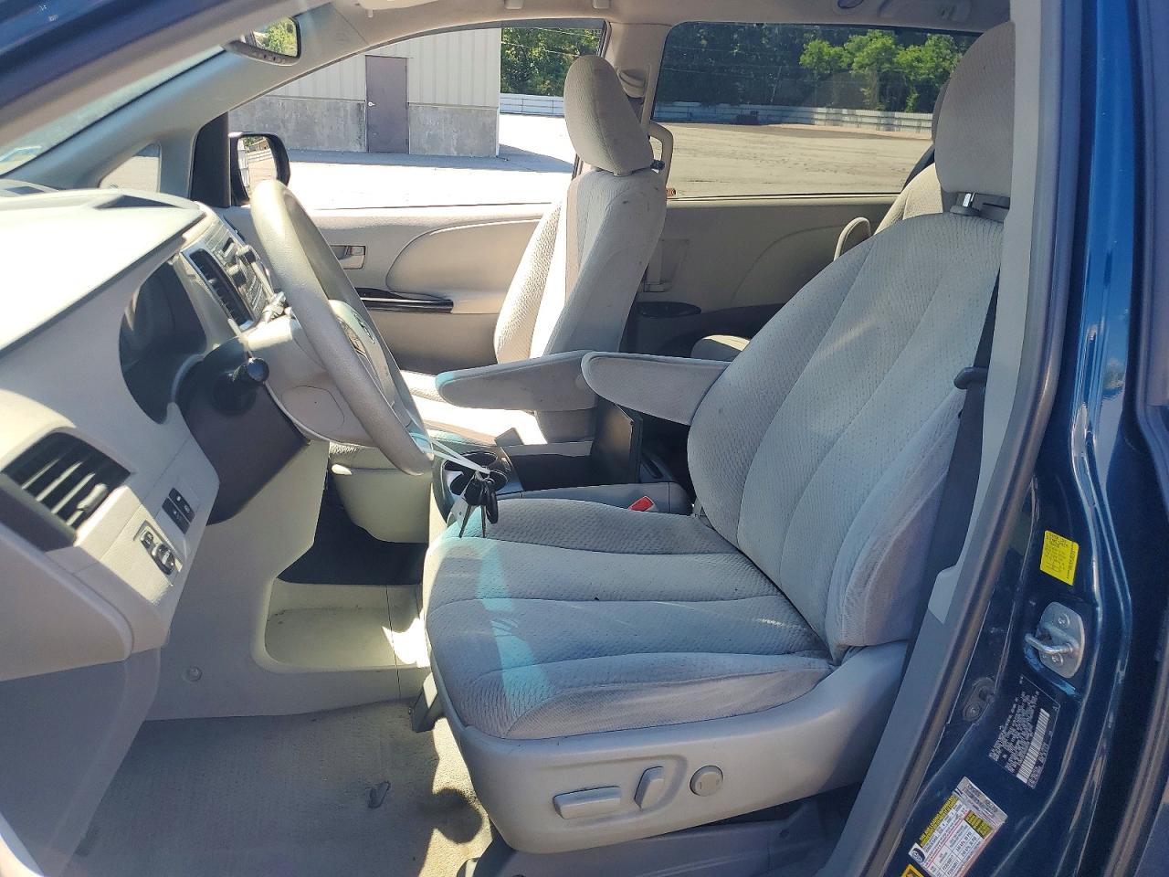 2011 Toyota Sienna Le Blue vin: 5TDKK3DC4BS038338