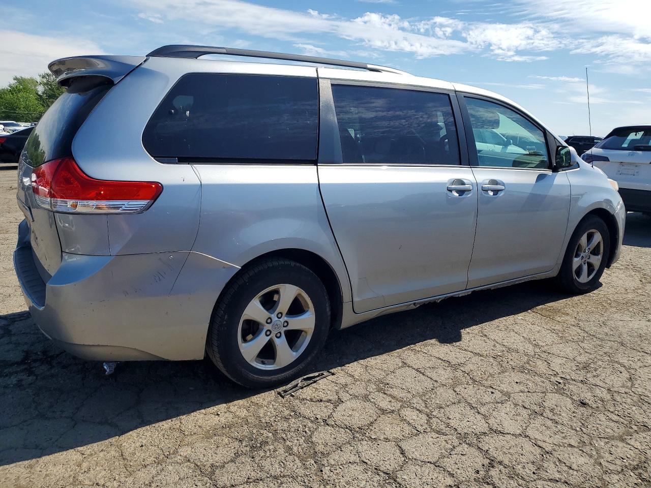 2011 Toyota Sienna Le Silver vin: 5TDKK3DC4BS046889