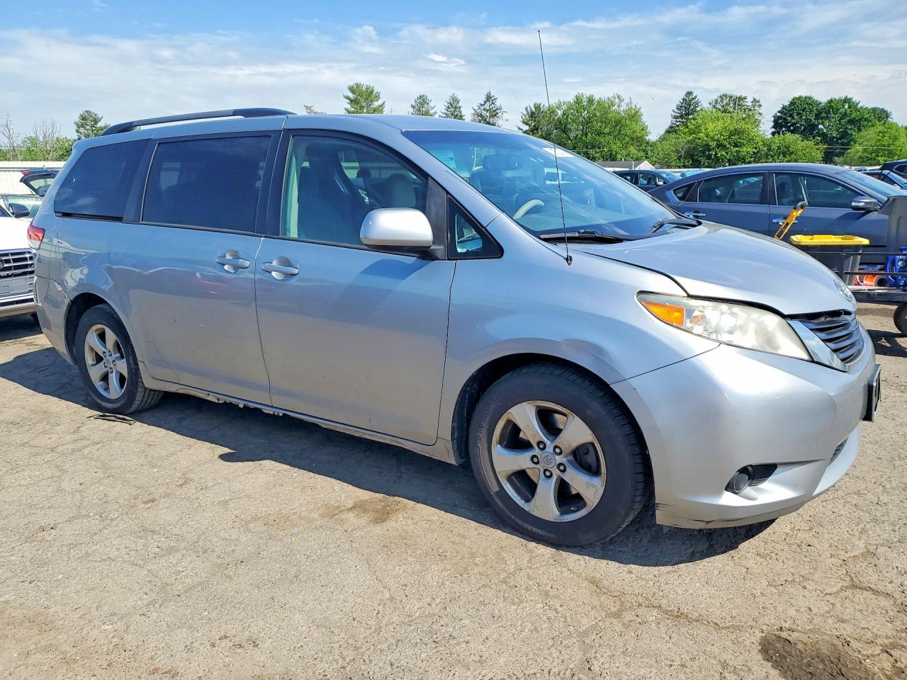 2011 Toyota Sienna Le Silver vin: 5TDKK3DC4BS046889
