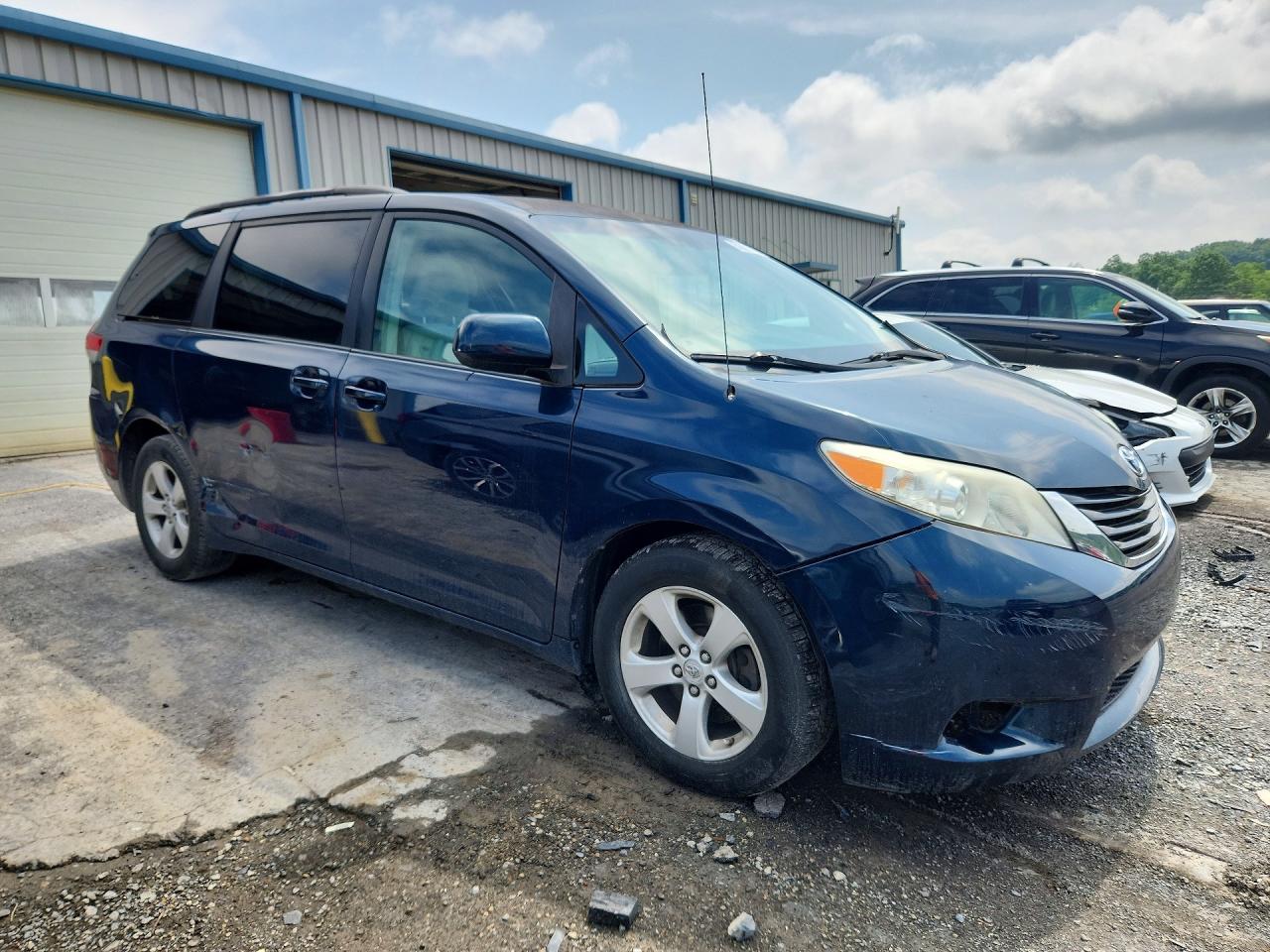 2011 Toyota Sienna Le Blue vin: 5TDKK3DC4BS054295