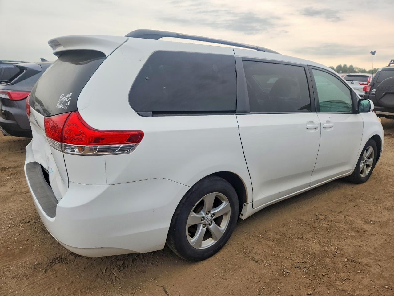 2011 Toyota Sienna Le White vin: 5TDKK3DC4BS056595