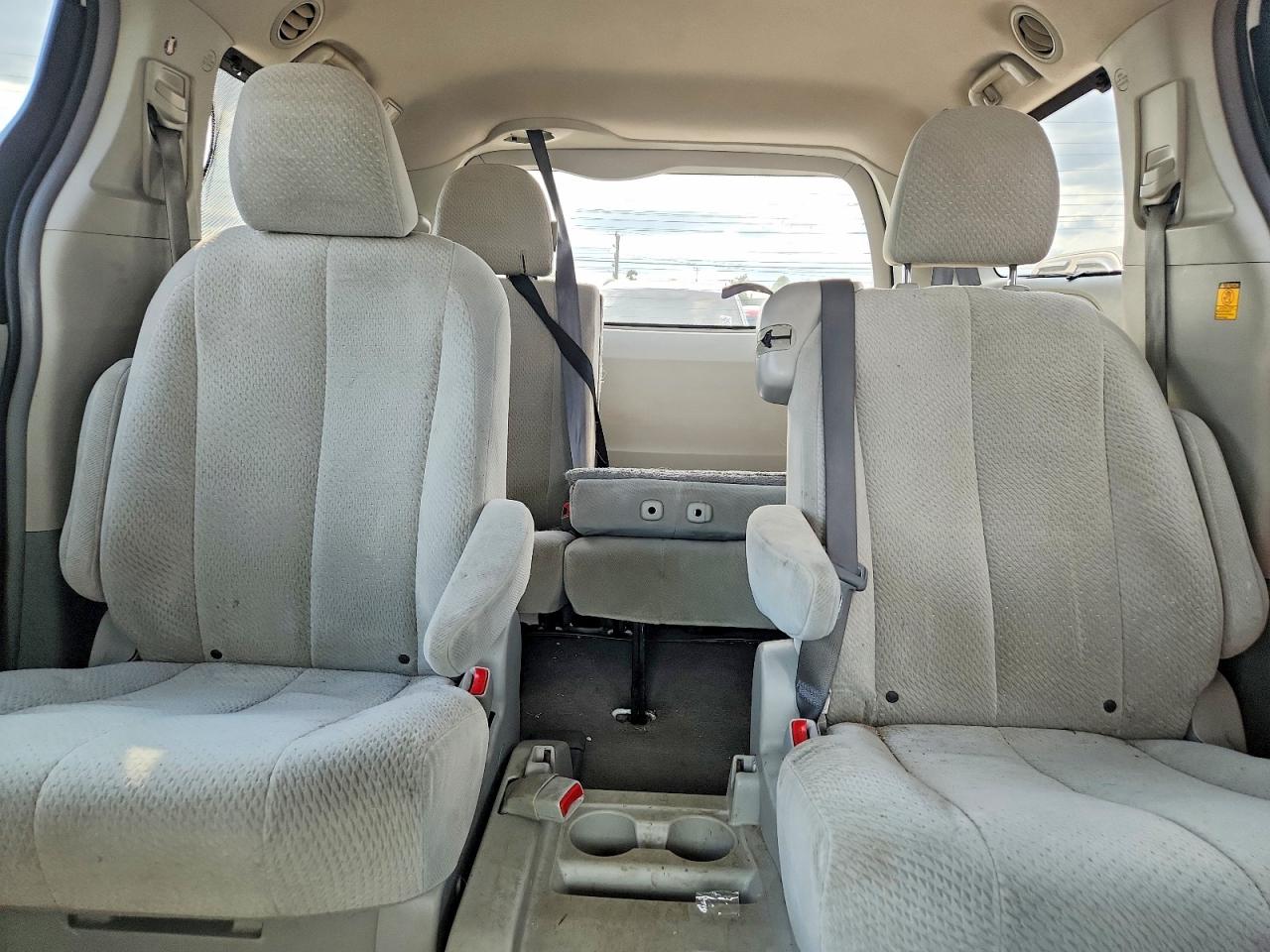 2011 Toyota Sienna Le White vin: 5TDKK3DC4BS056595