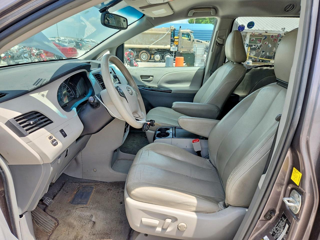 2011 Toyota Sienna Le Gray vin: 5TDKK3DC4BS062445