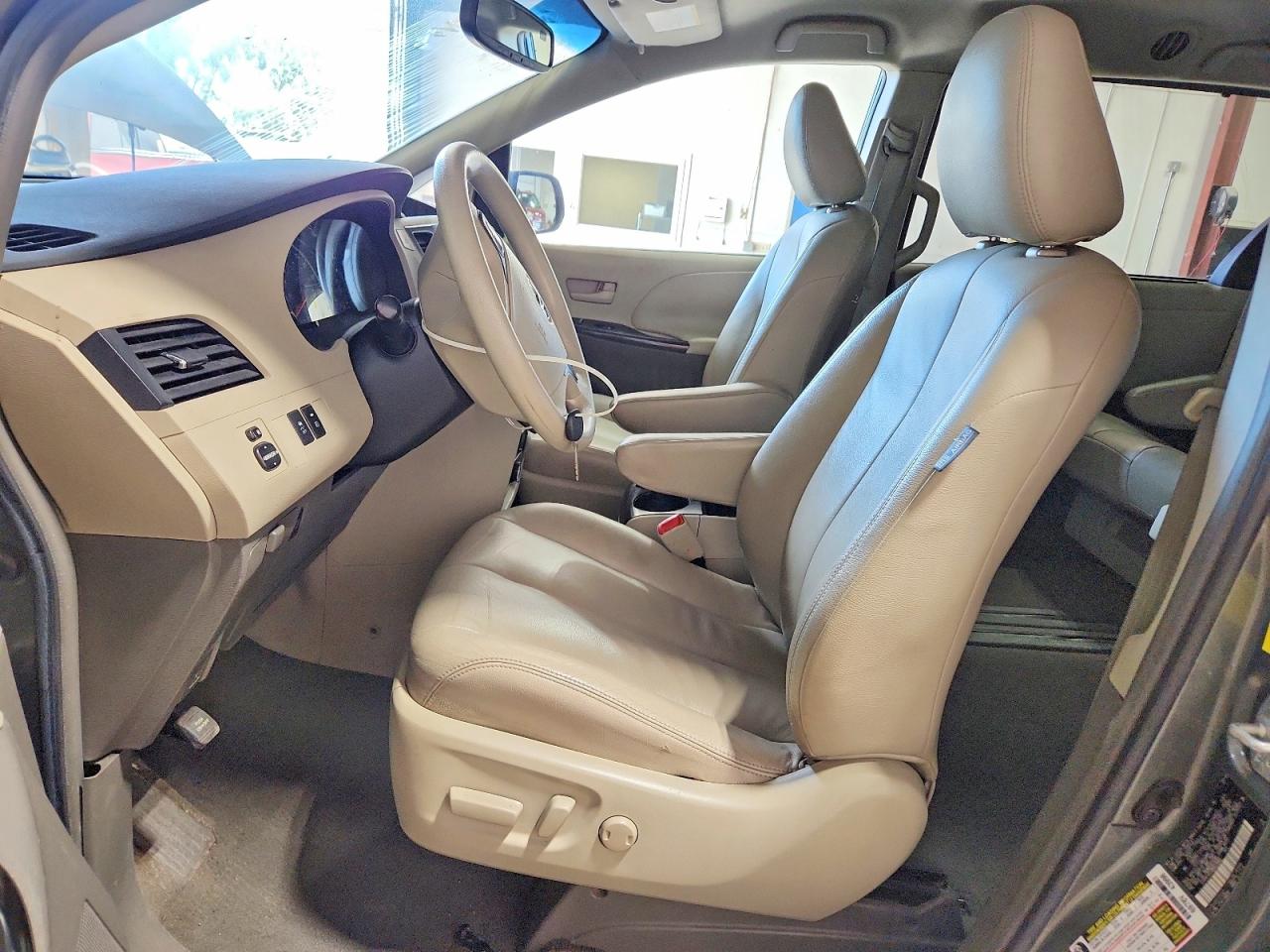 2011 Toyota Sienna Le Green vin: 5TDKK3DC4BS079469