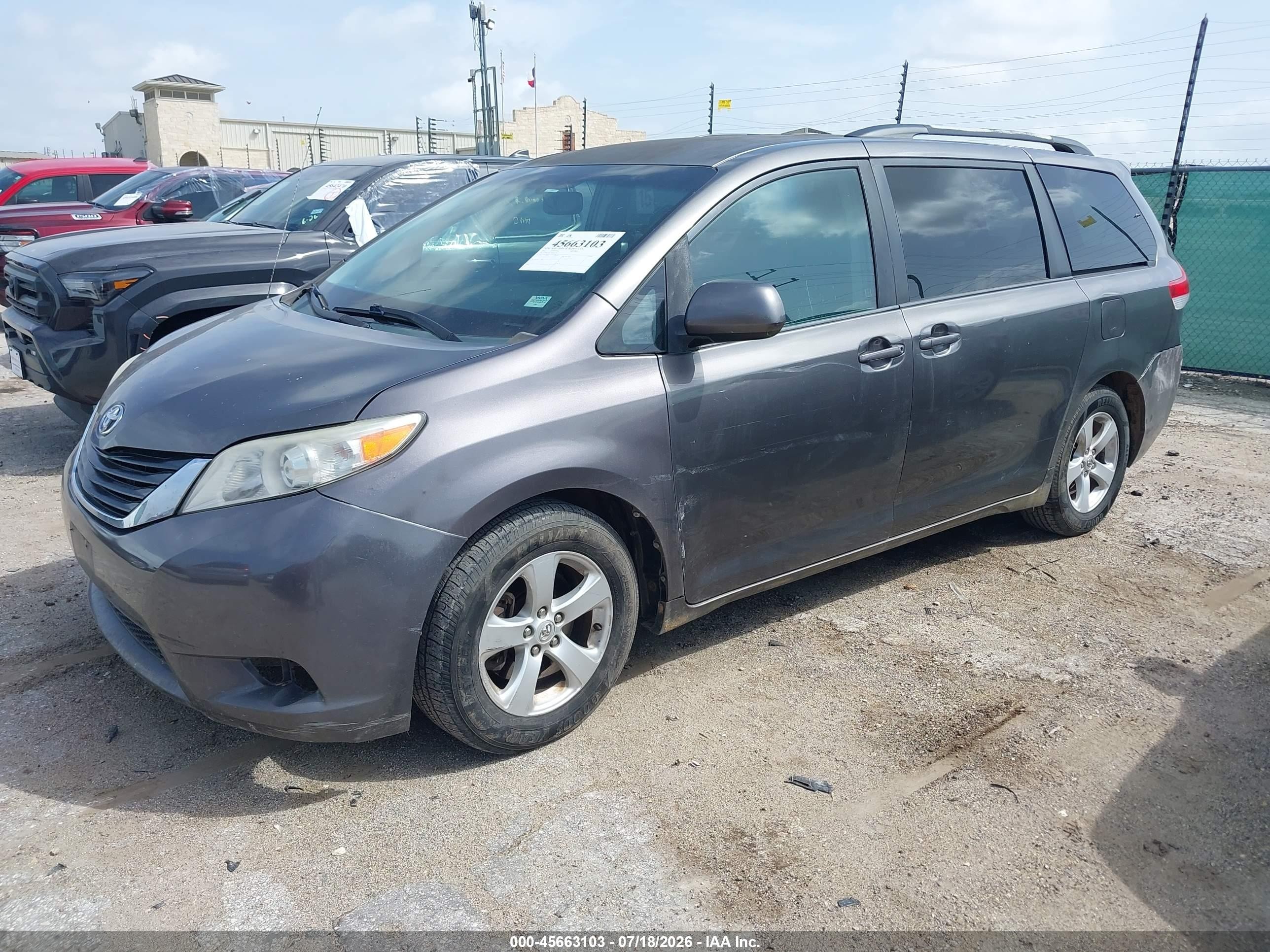 2011 Toyota Sienna Le V6 Gray vin: 5TDKK3DC4BS085093