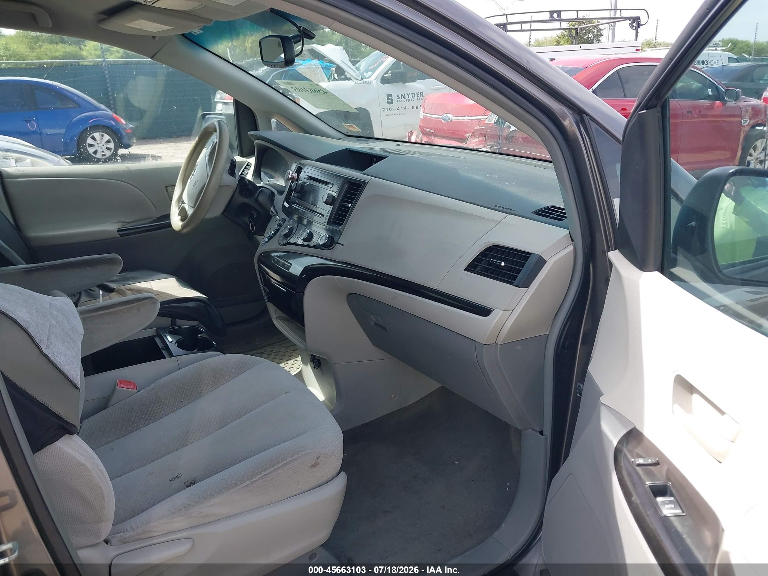 2011 Toyota Sienna Le V6 Gray vin: 5TDKK3DC4BS085093