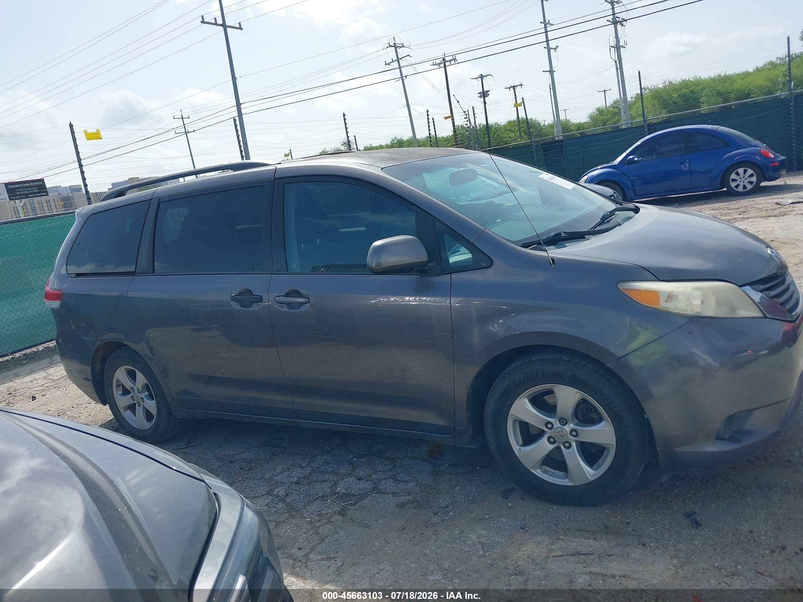 2011 Toyota Sienna Le V6 Gray vin: 5TDKK3DC4BS085093